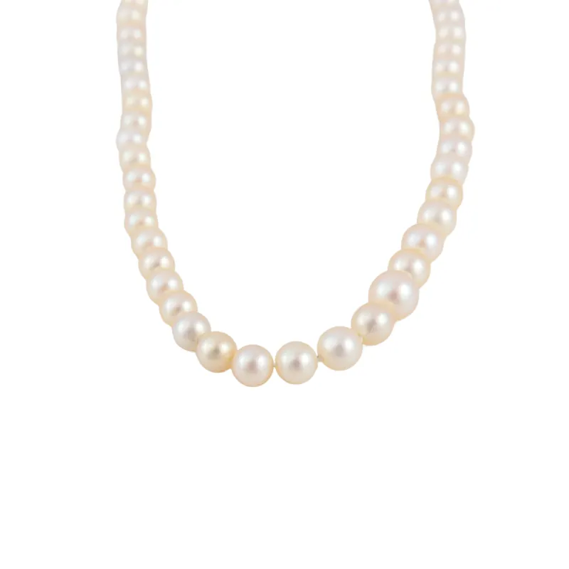 Collier ancien de perles de cultures blanches, fermoir diamants sold by 58 Facettes