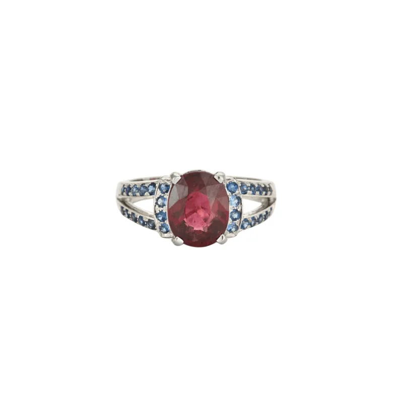 Bague en or blanc ornée d'un Grenat Rhodolite et de saphirs sold by 58 Facettes