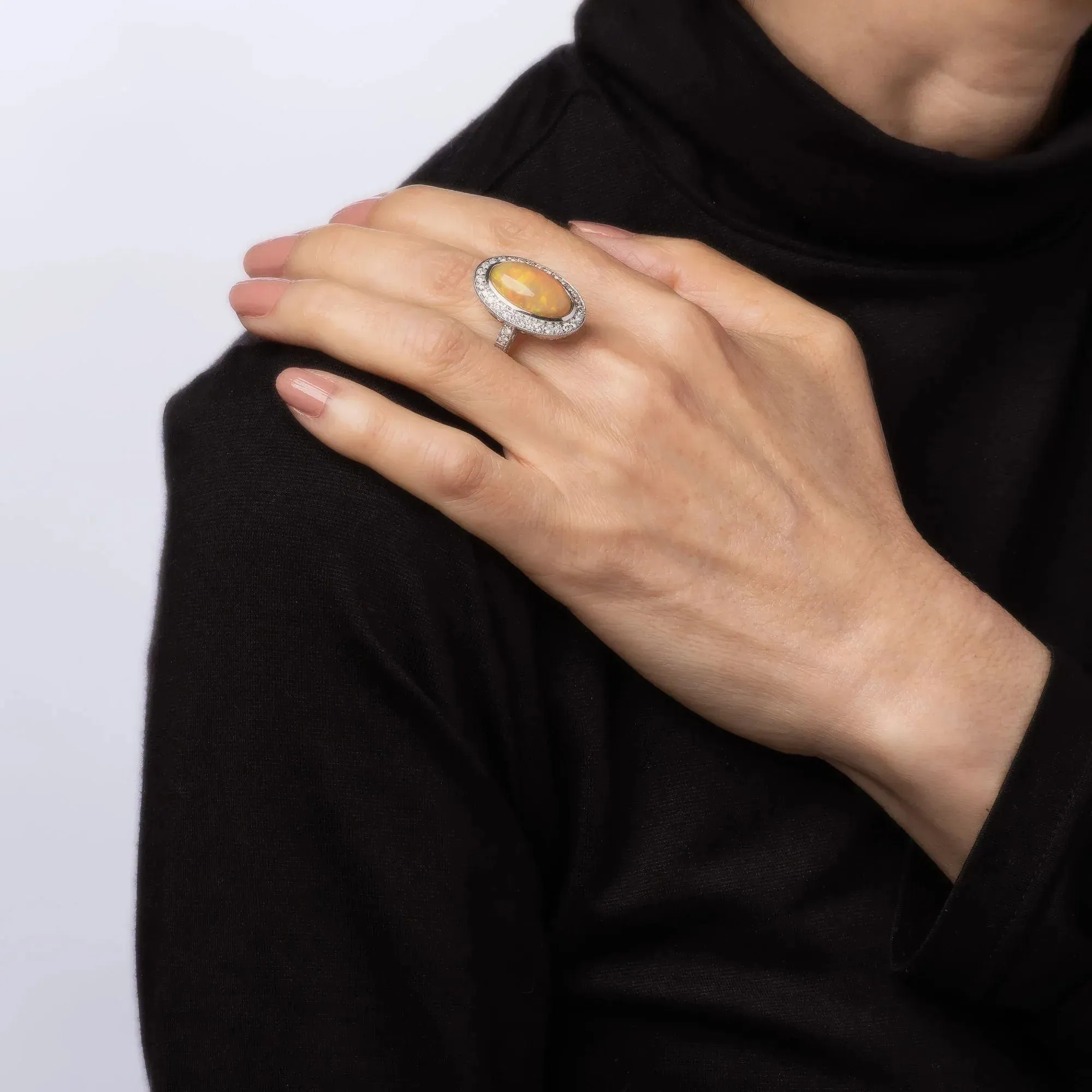 Imposante bague cocktail avec opale et diamants, or blanc sold by 58 Facettes product image thumbnail 2