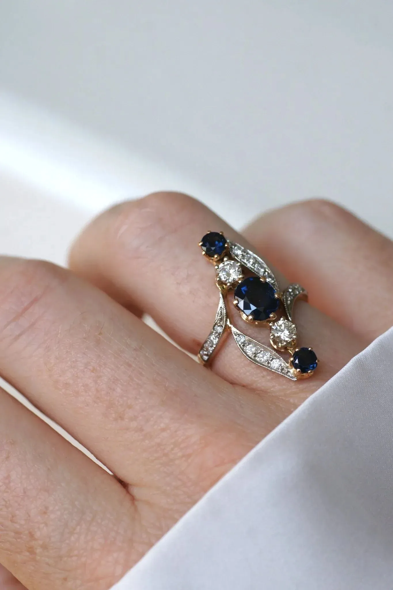 Bague marquise or rose et blanc, saphirs et diamants sold by 58 Facettes product image thumbnail 2