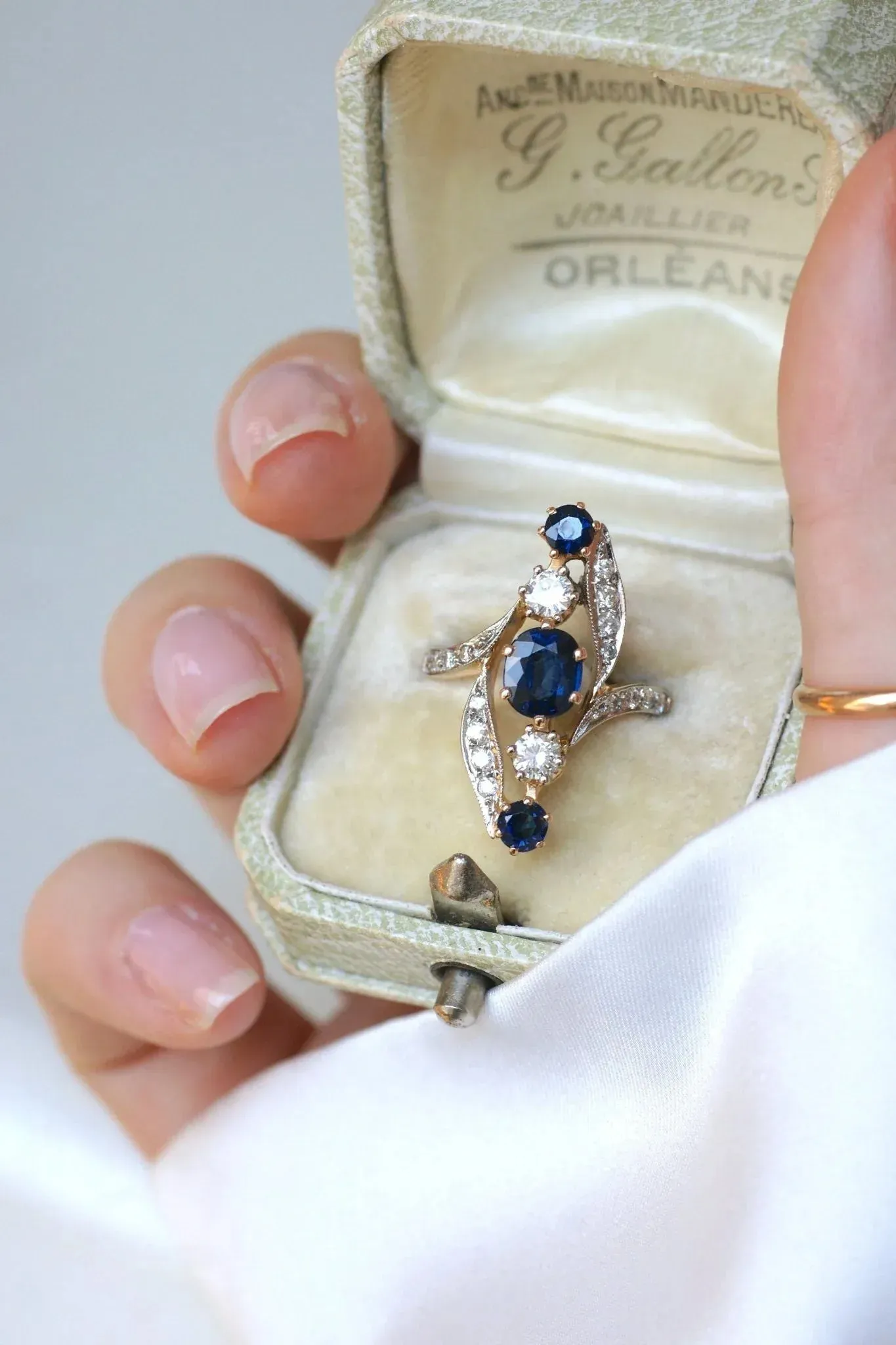 Bague marquise or rose et blanc, saphirs et diamants sold by 58 Facettes product image thumbnail 4