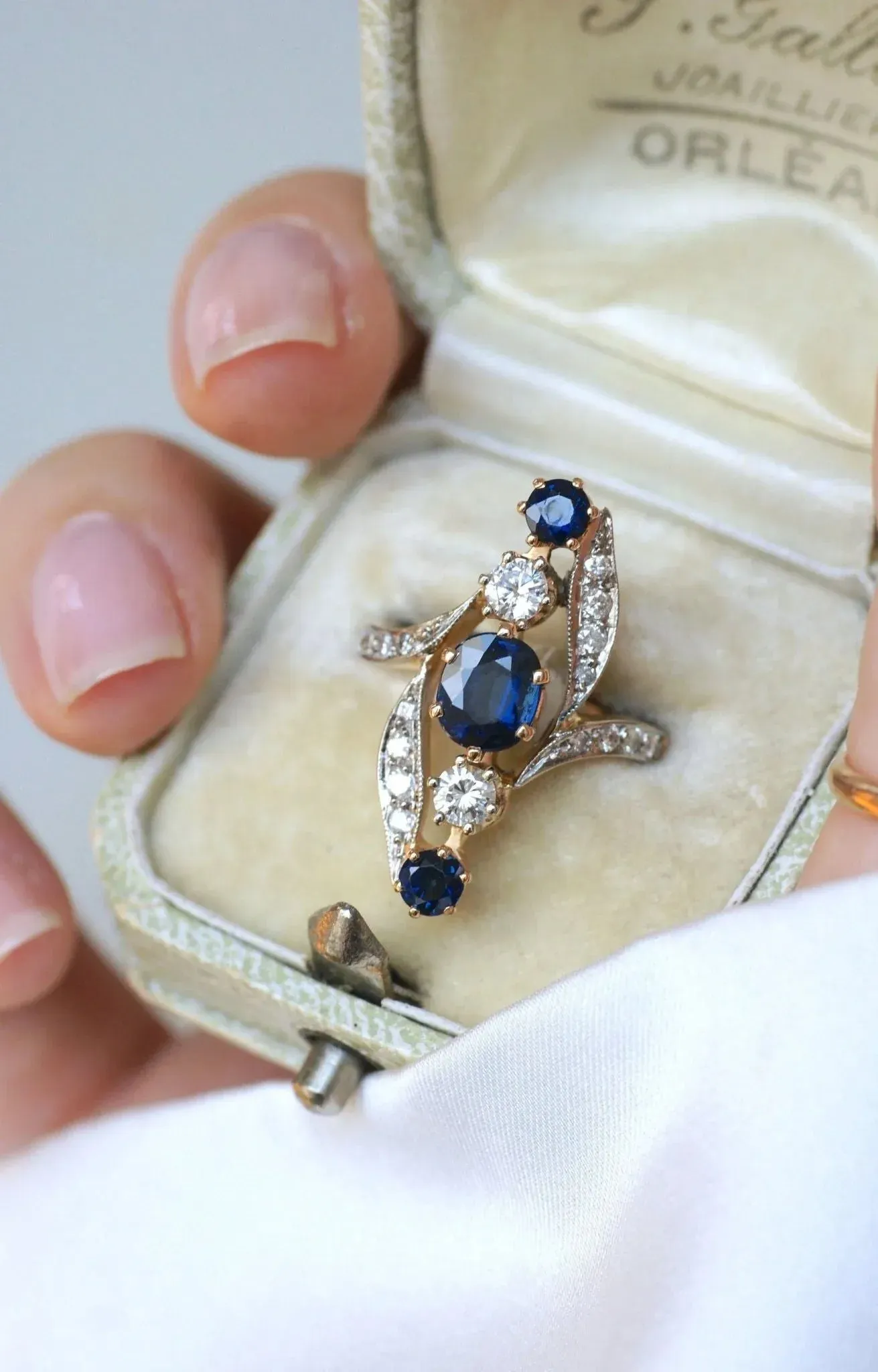 Bague marquise or rose et blanc, saphirs et diamants sold by 58 Facettes product image thumbnail 5