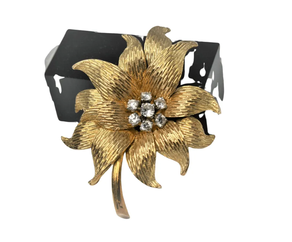 Broche fleur or et diamants sold by 58 Facettes