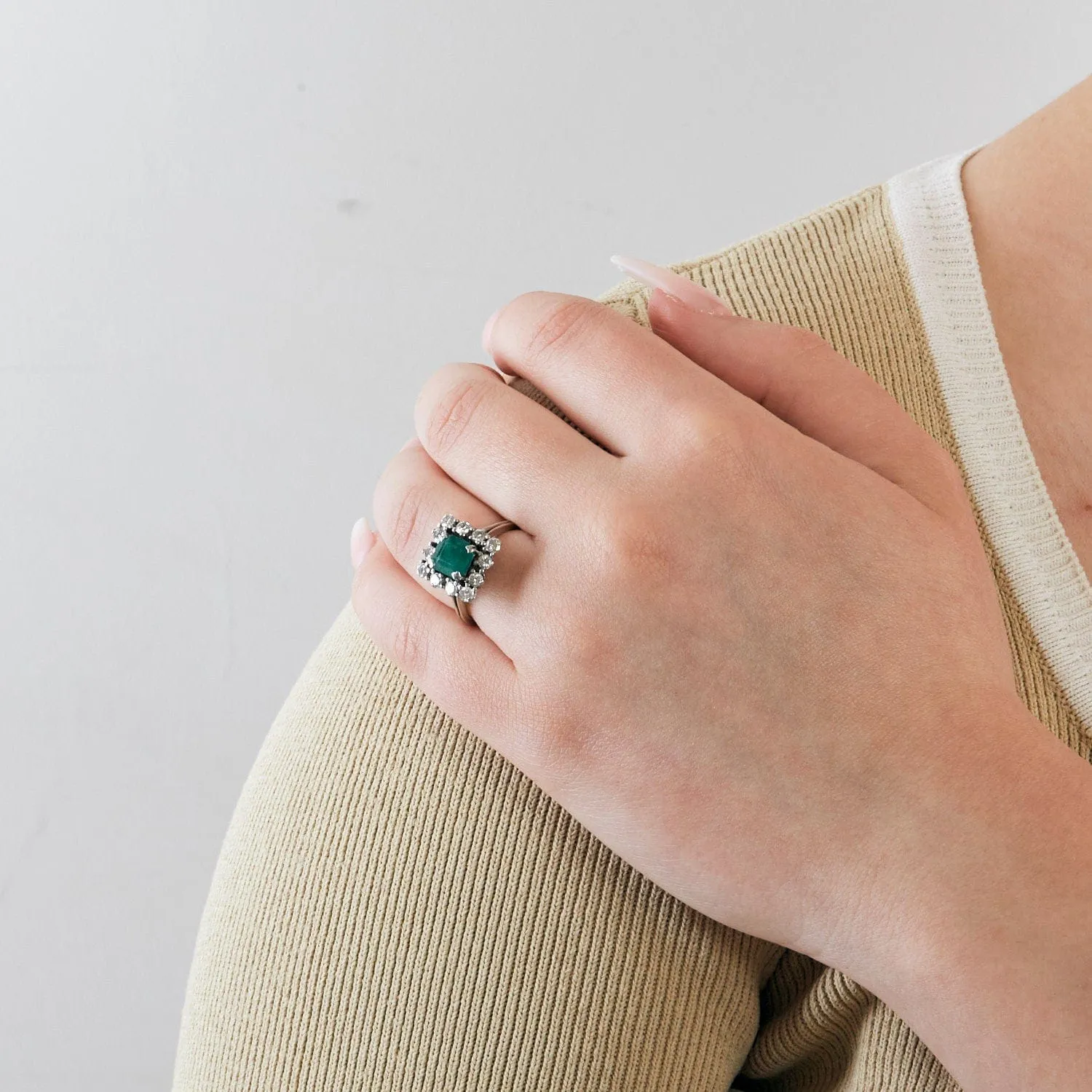 Bague en or gris avec émeraude et diamants sold by 58 Facettes product image thumbnail 2