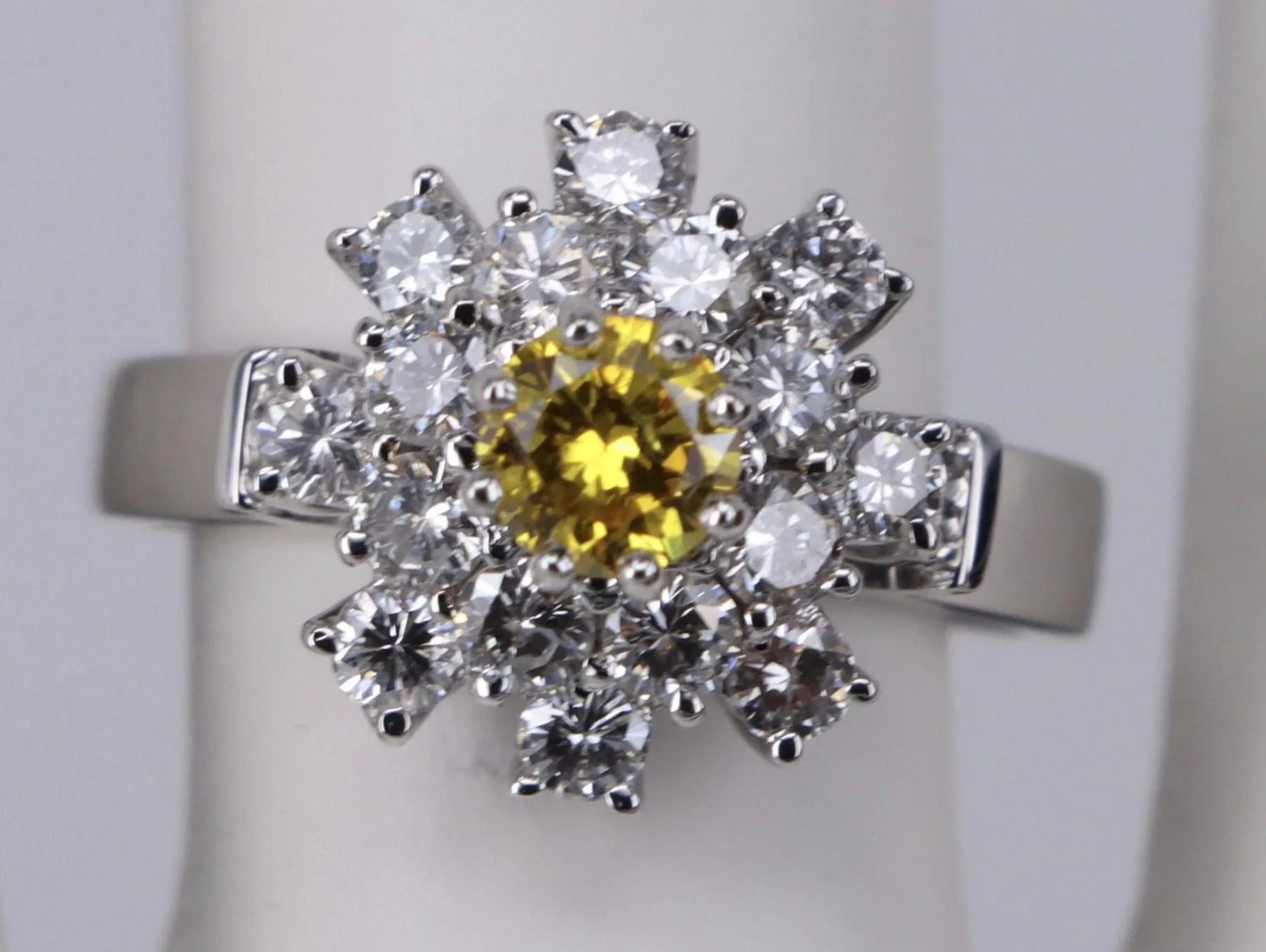 Bague en or blanc fleur diamant jaune sold by 58 Facettes product image thumbnail 3
