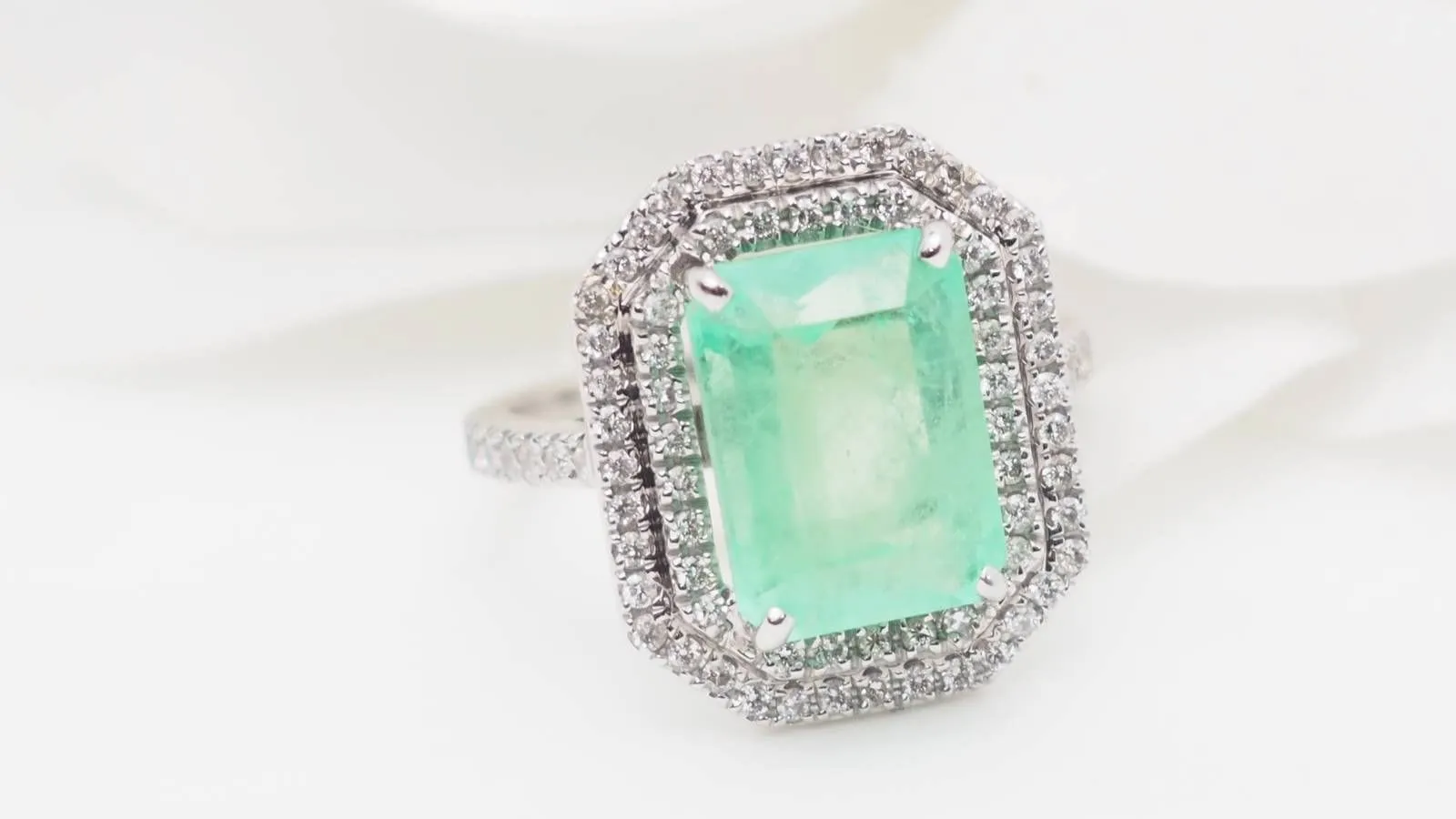 Bague double entourage en or blanc, émeraude de Colombie certifiée et diamants sold by 58 Facettes product image thumbnail 4