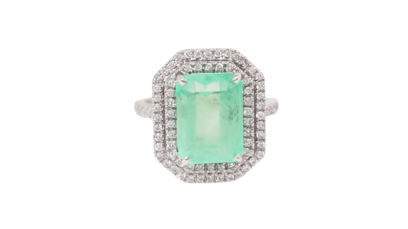 Bague double entourage en or blanc, émeraude de Colombie certifiée et diamants sold by 58 Facettes