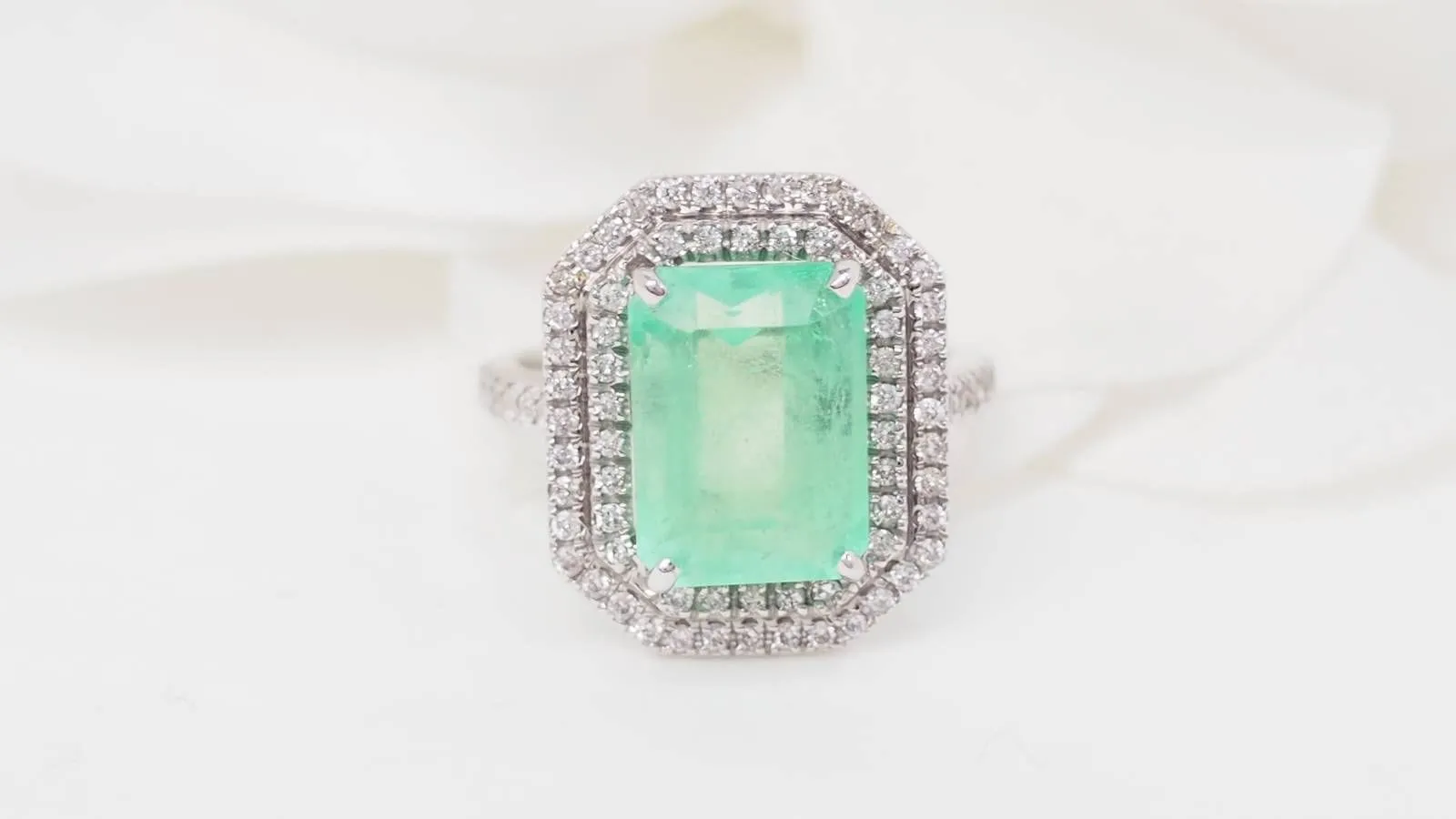 Bague double entourage en or blanc, émeraude de Colombie certifiée et diamants sold by 58 Facettes product image thumbnail 2