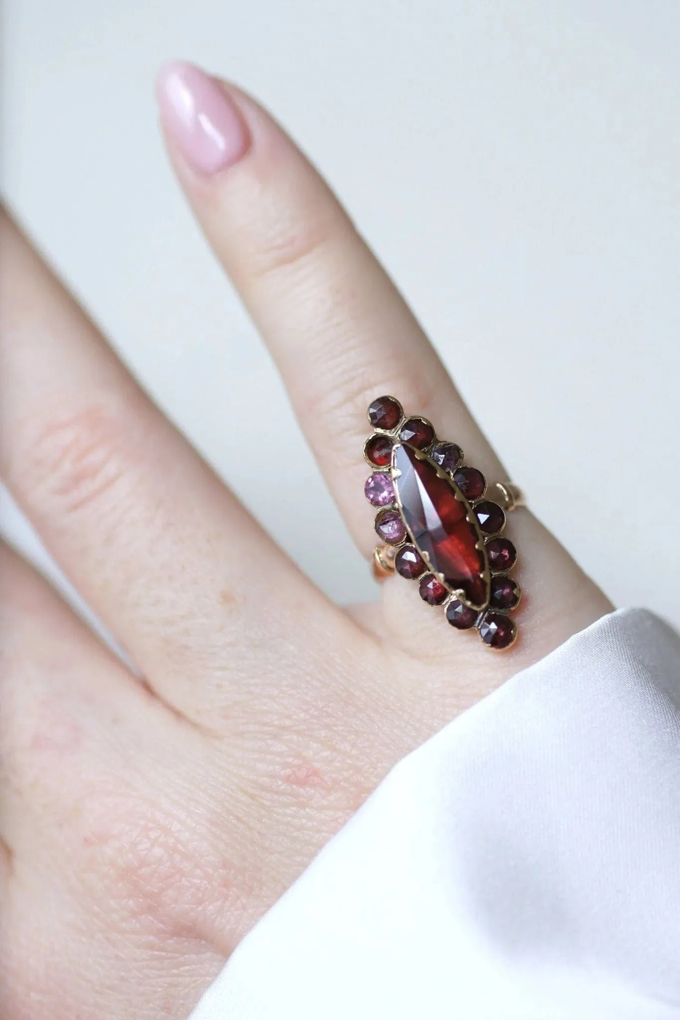 Grande bague marquise grenats sold by 58 Facettes product image thumbnail 2