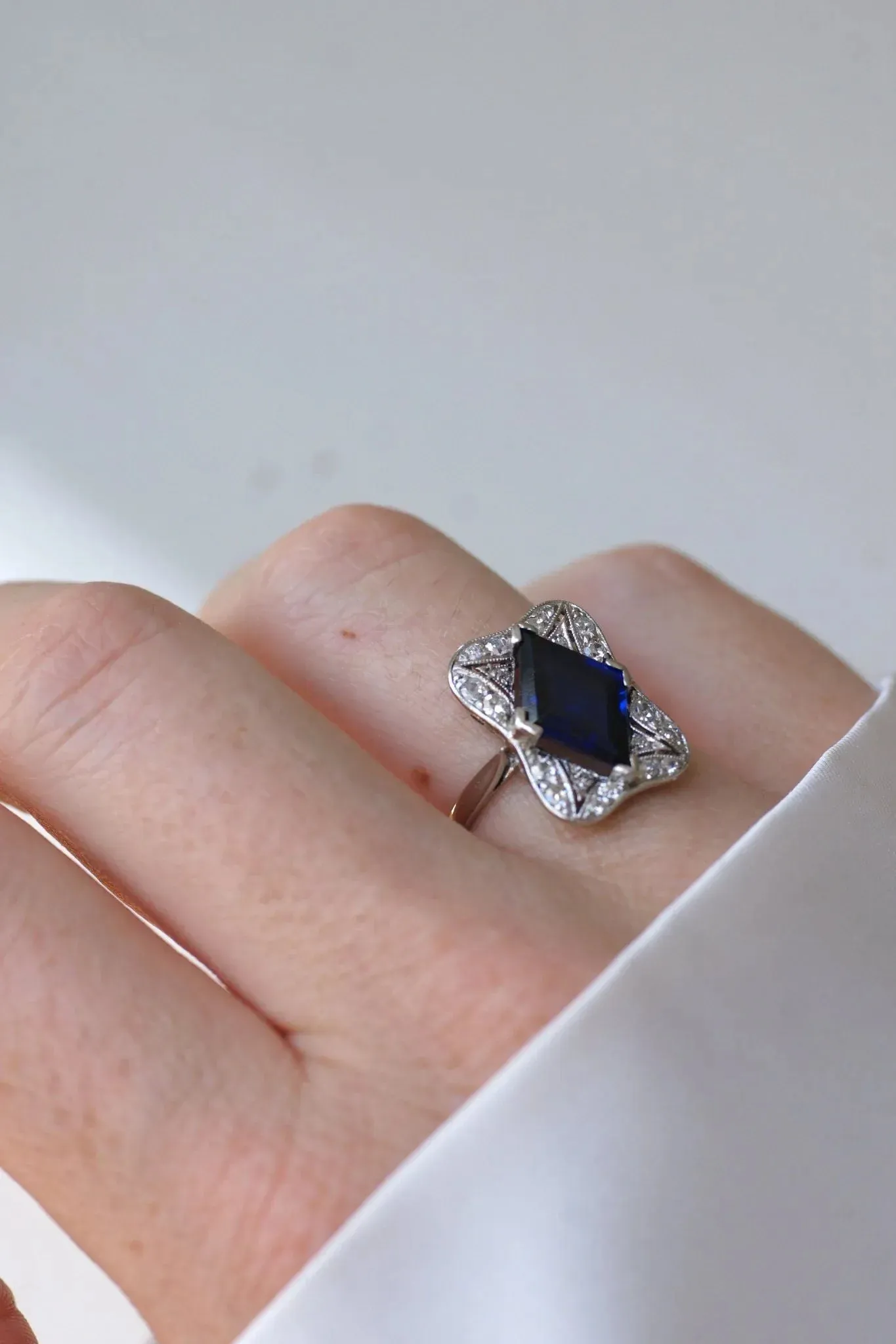 Bague Art Déco Losange Saphir synthétique et diamants sold by 58 Facettes product image thumbnail 2