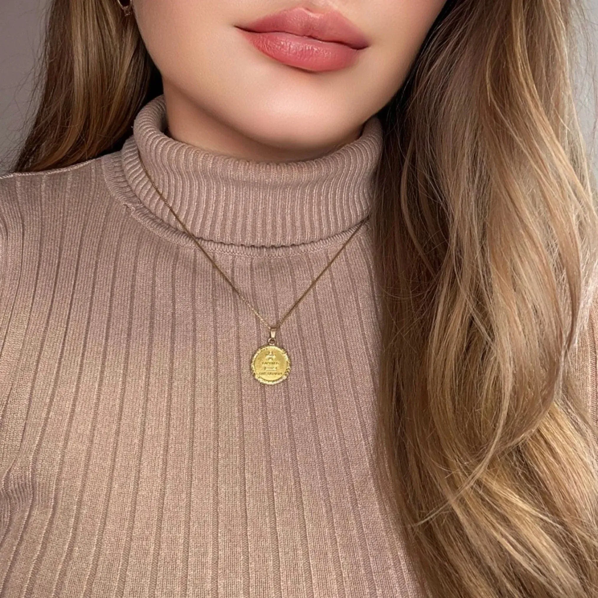 Pendentif Médaille Amour Or Jaune + qu'hier - que demain sold by 58 Facettes product image thumbnail 3