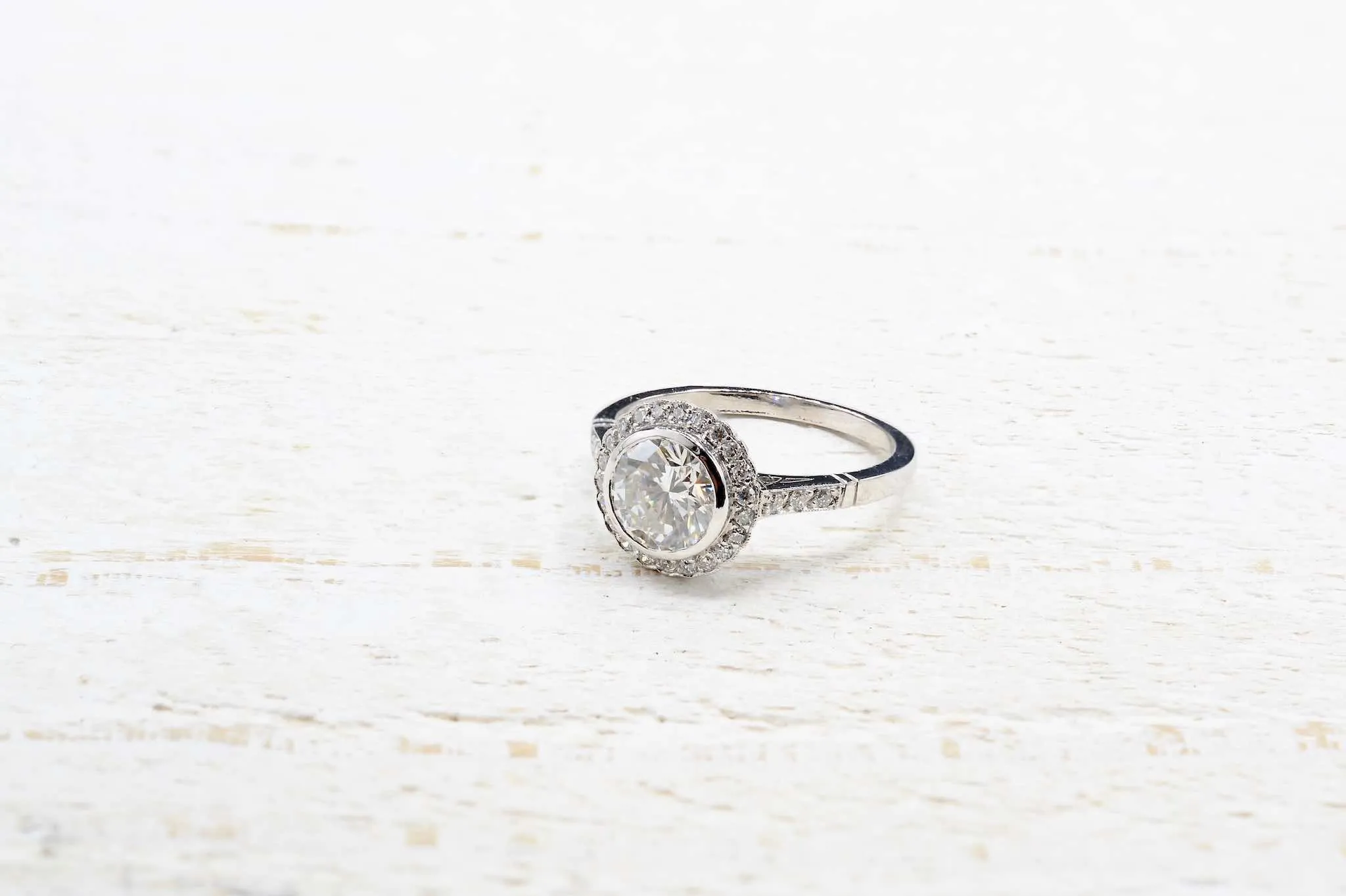 Bague en platine avec diamant 1,57 ct et pavage de diamants sold by 58 Facettes product image thumbnail 5