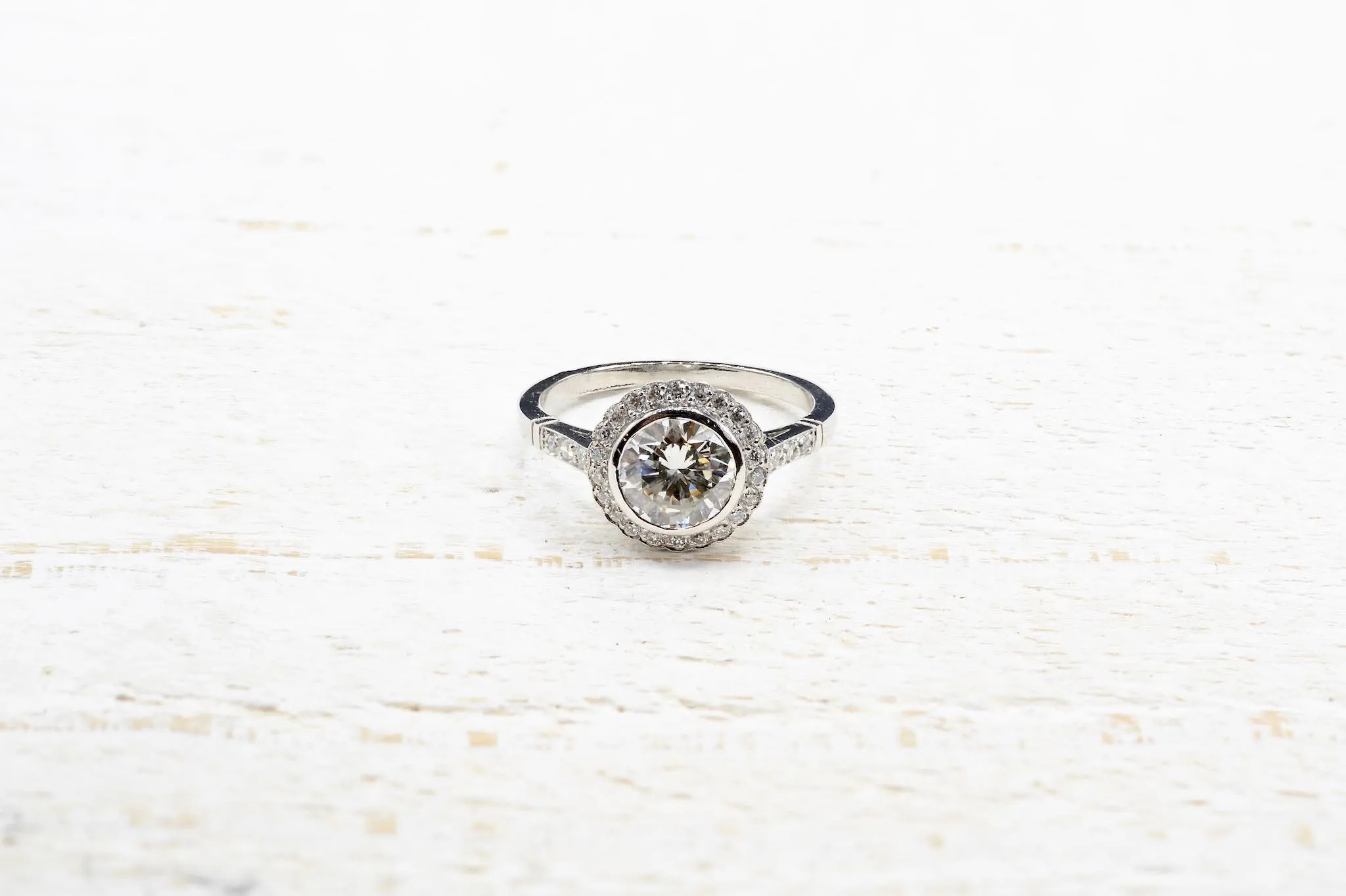 Bague en platine avec diamant 1,57 ct et pavage de diamants sold by 58 Facettes product image thumbnail 2