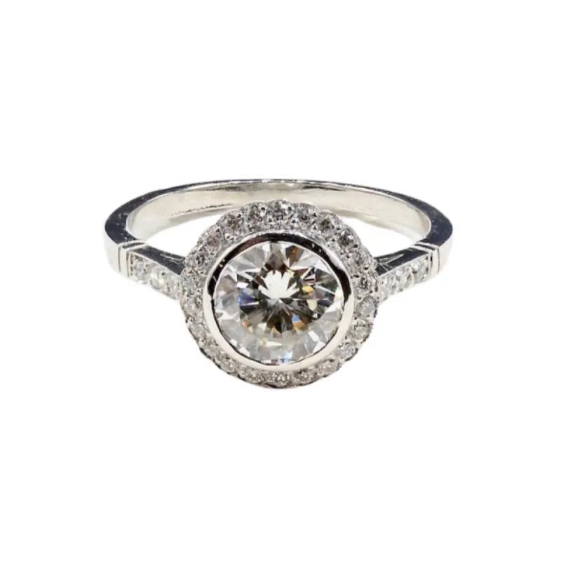 Bague en platine avec diamant 1,57 ct et pavage de diamants made by 58 Facettes