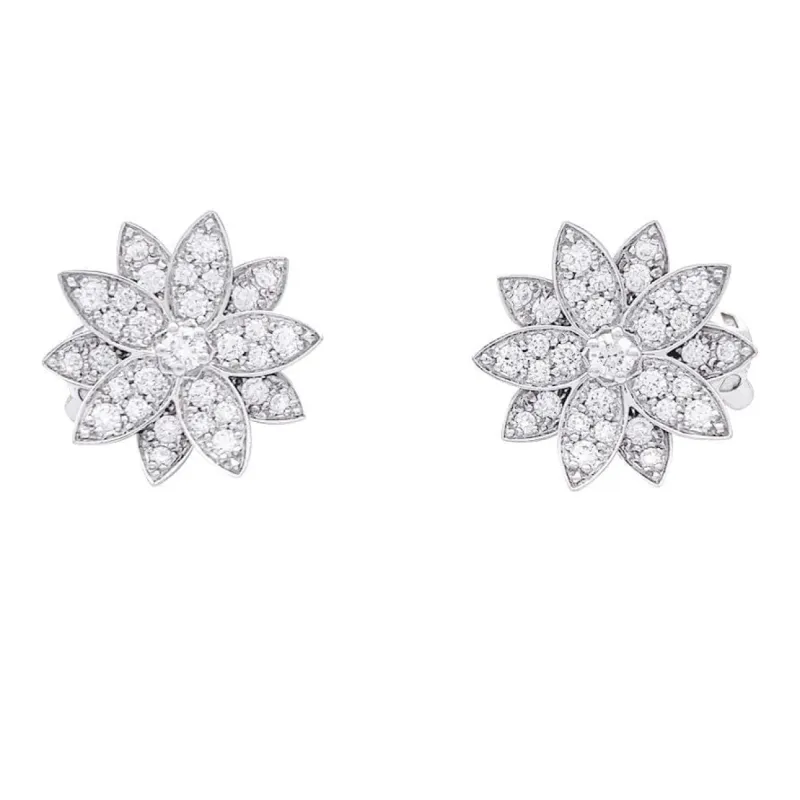 Boucles d'oreilles Van Cleef & Arpels "Lotus" or blanc, diamants. made by 58 Facettes