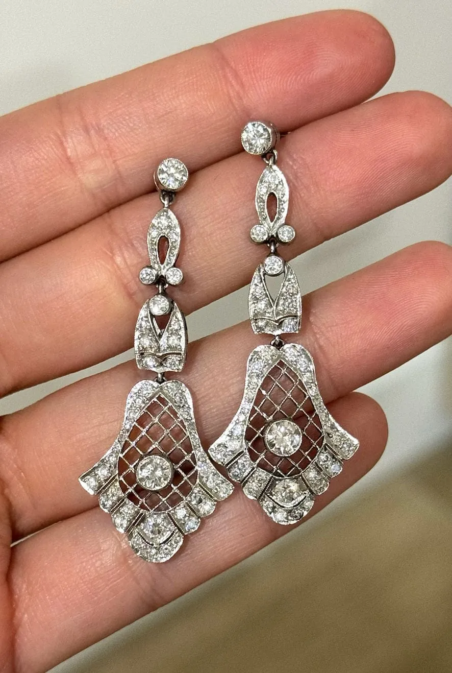 Boucles d'oreilles de style Art Déco en platine avec diamants. sold by 58 Facettes product image thumbnail 3