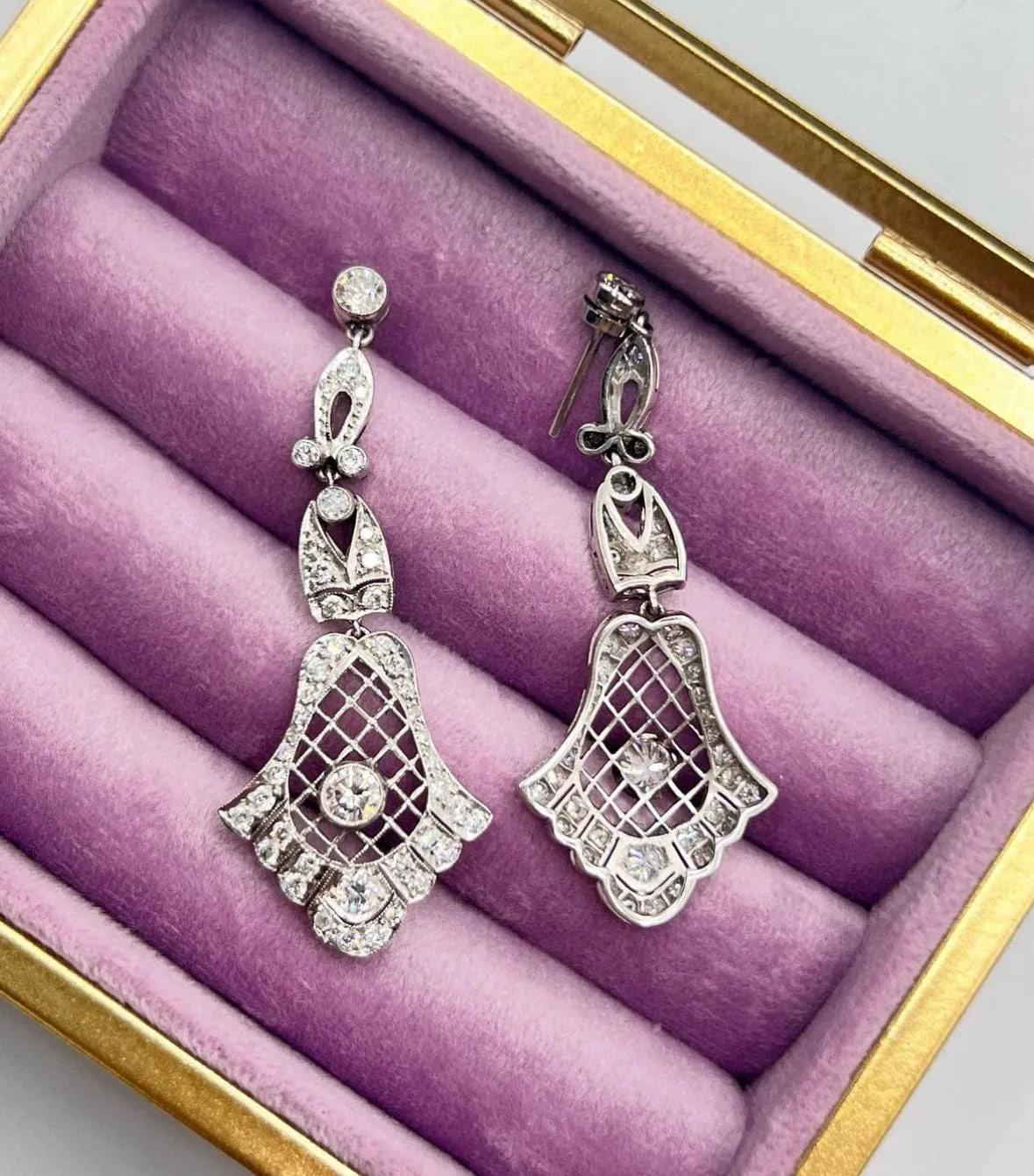 Boucles d'oreilles de style Art Déco en platine avec diamants. sold by 58 Facettes product image thumbnail 4