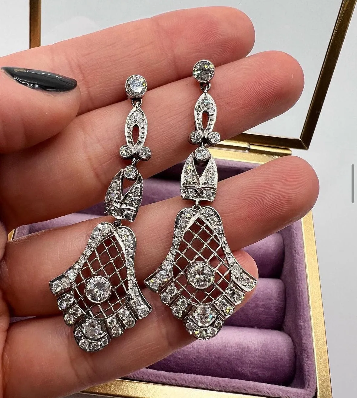 Boucles d'oreilles de style Art Déco en platine avec diamants. sold by 58 Facettes product image thumbnail 5