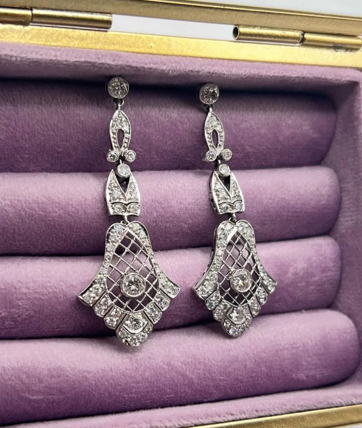 Boucles d'oreilles de style Art Déco en platine avec diamants. sold by 58 Facettes product image thumbnail 2