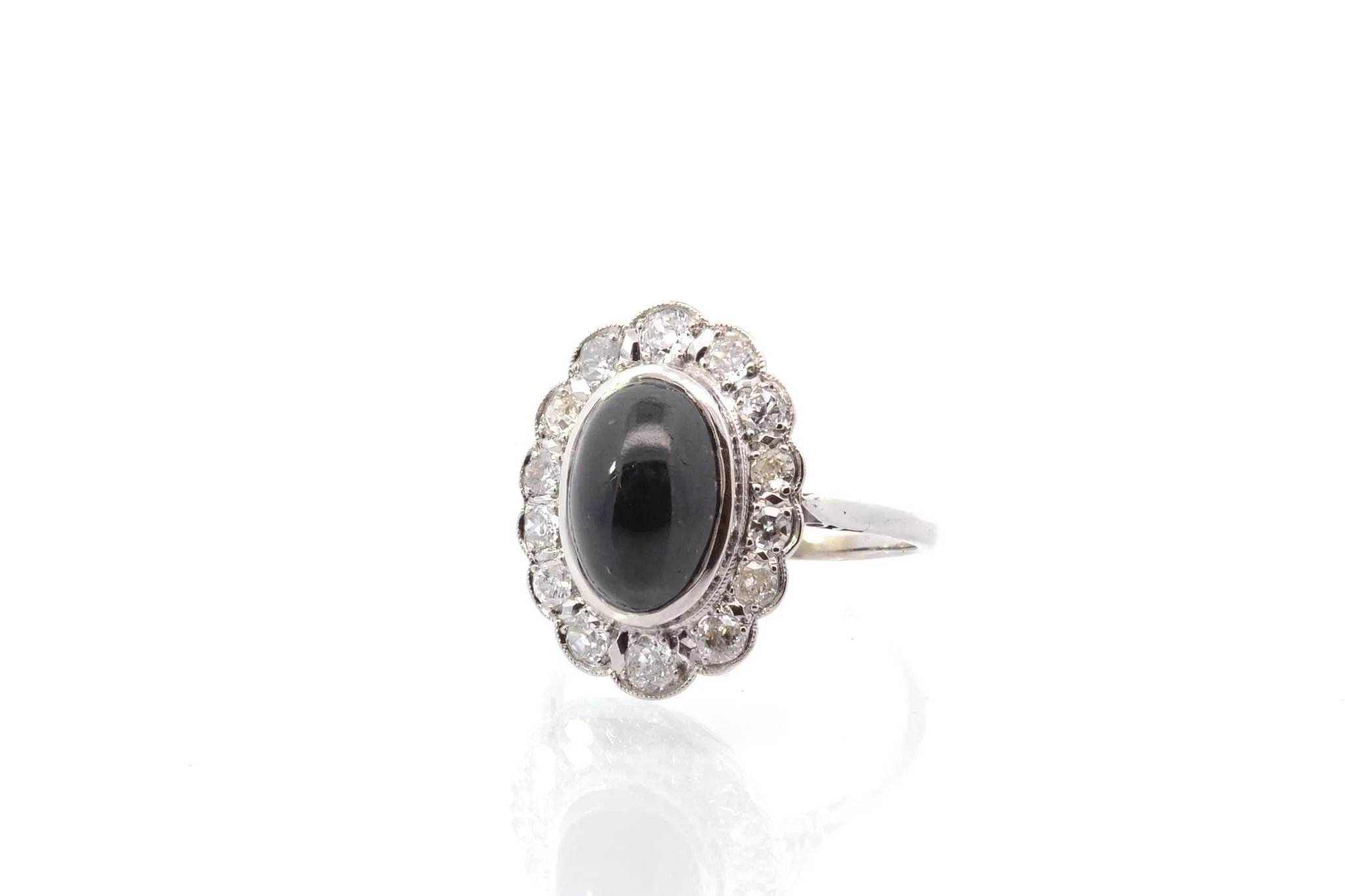 Bague vintage saphir cabochon et diamants en platine sold by 58 Facettes product image thumbnail 2
