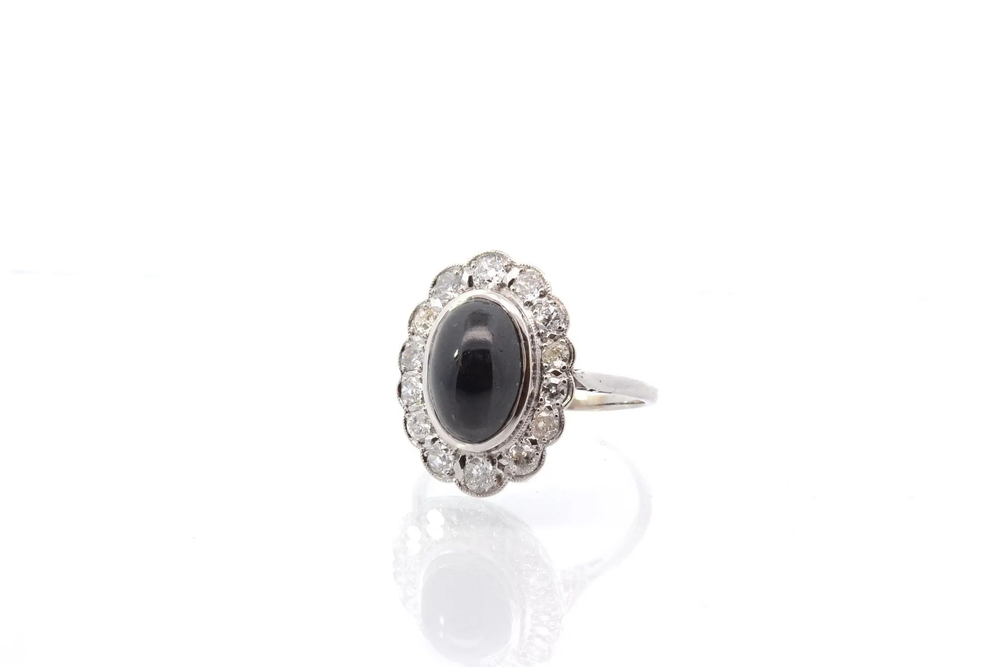 Bague vintage saphir cabochon et diamants en platine sold by 58 Facettes product image thumbnail 3