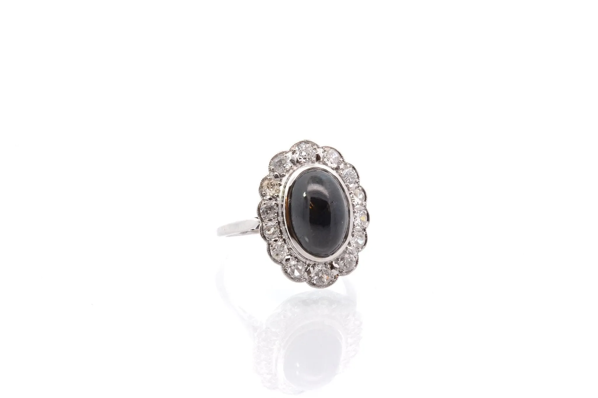 Bague vintage saphir cabochon et diamants en platine sold by 58 Facettes product image thumbnail 4