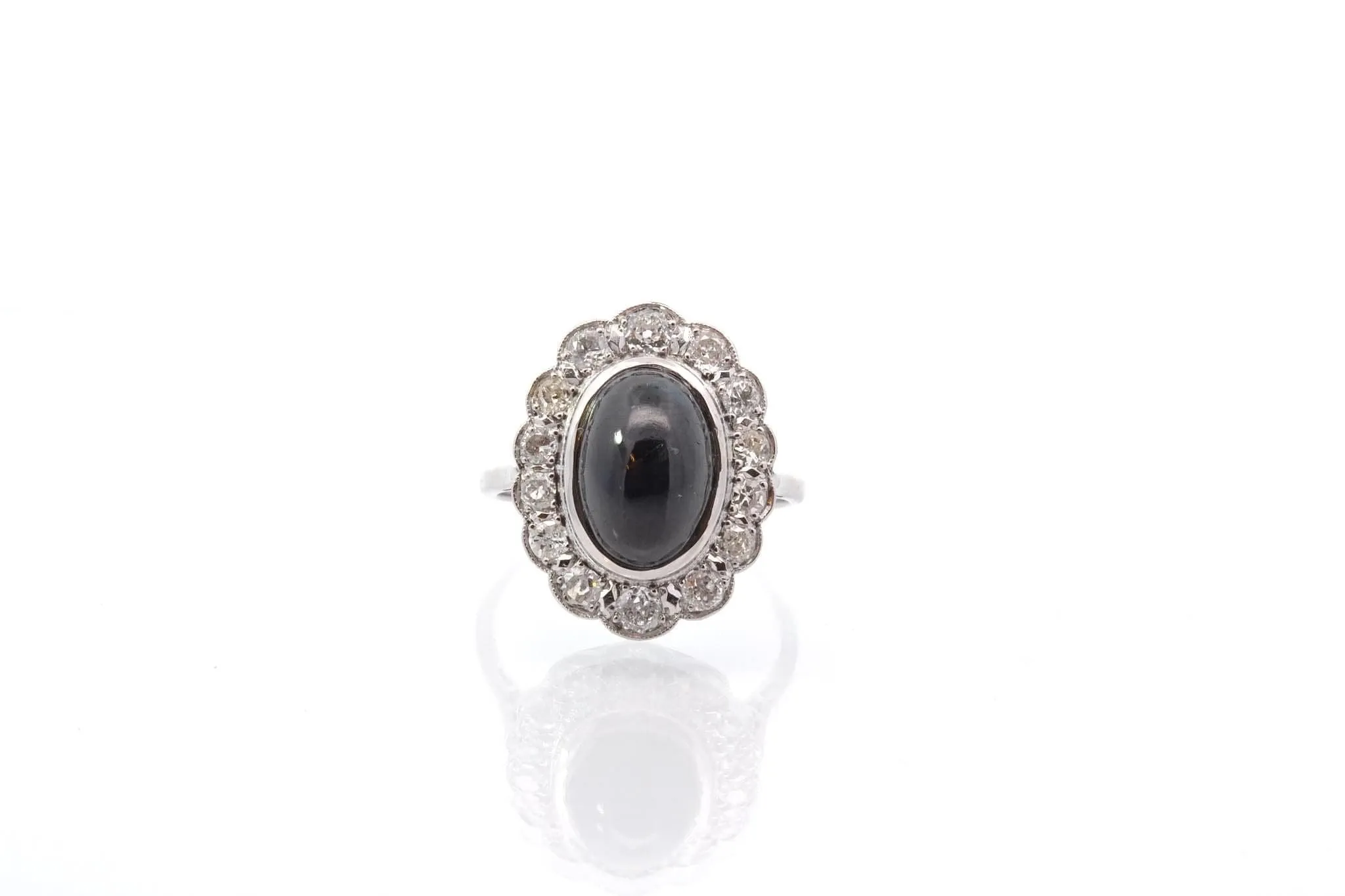 Bague vintage saphir cabochon et diamants en platine sold by 58 Facettes product image thumbnail 5