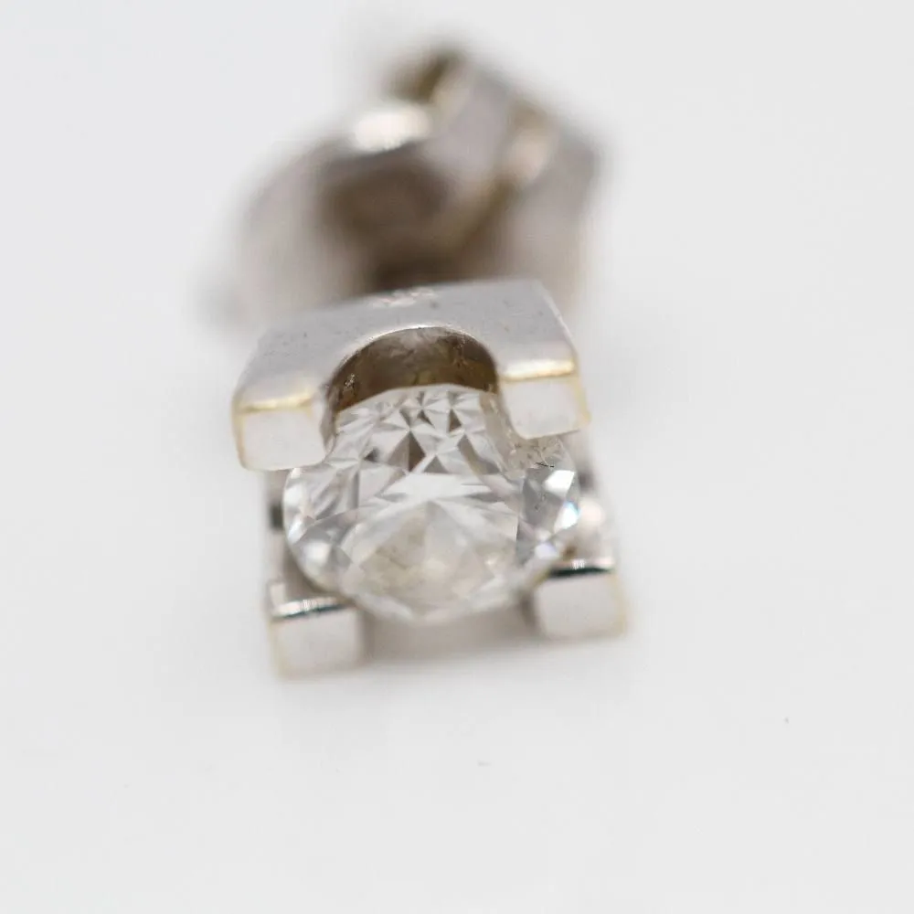 Boucles d'oreilles solitaires en or blanc avec diamants sold by 58 Facettes product image thumbnail 2
