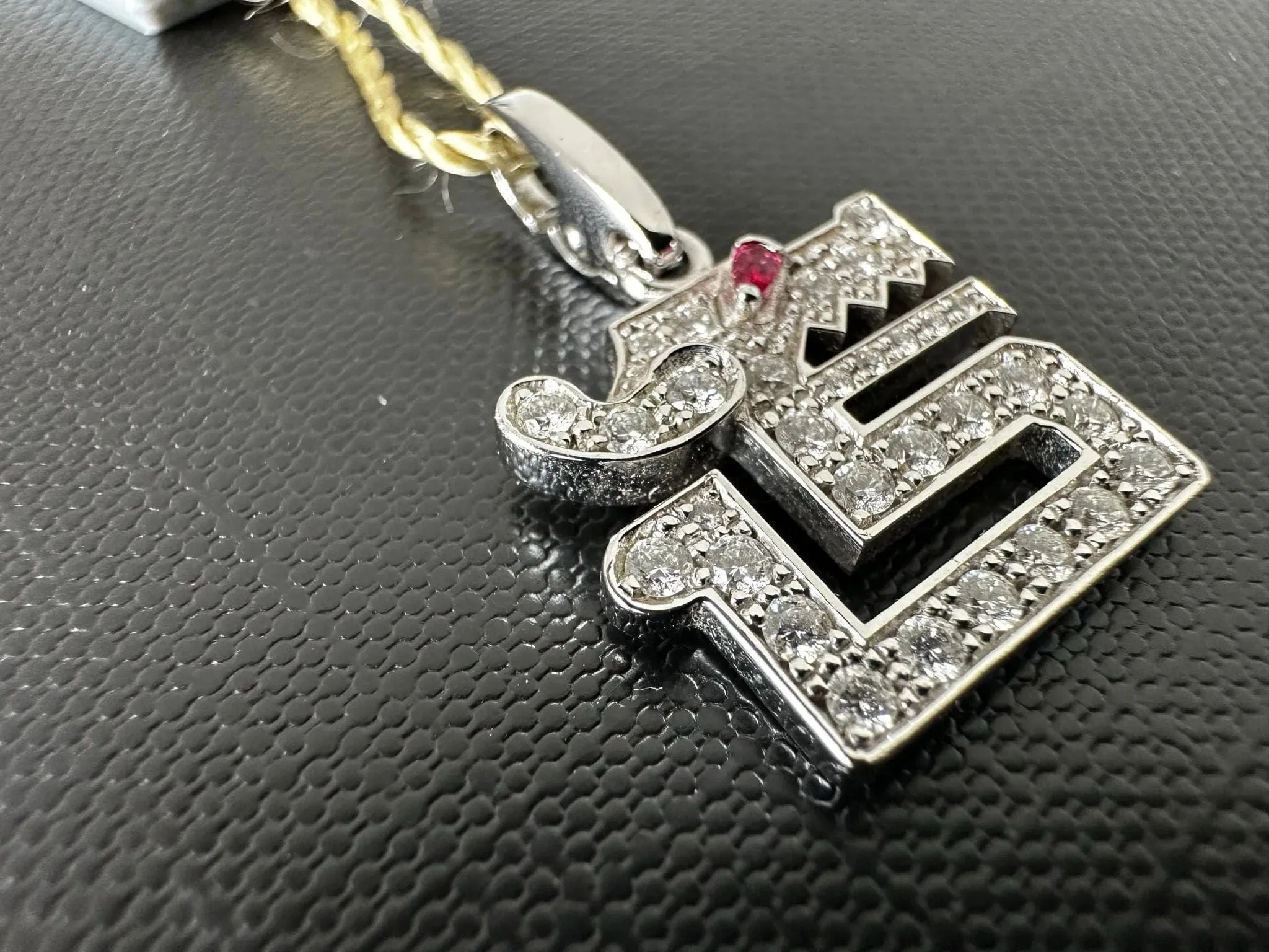 CARTIER - Le Baiser du Dragon - Pendentif en or blanc carats, diamants et rubis sold by 58 Facettes product image thumbnail 2