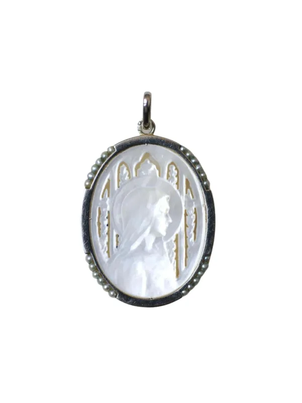 Médaille ancienne Art Déco Vierge sur nacre, or blanc, et perles sold by 58 Facettes