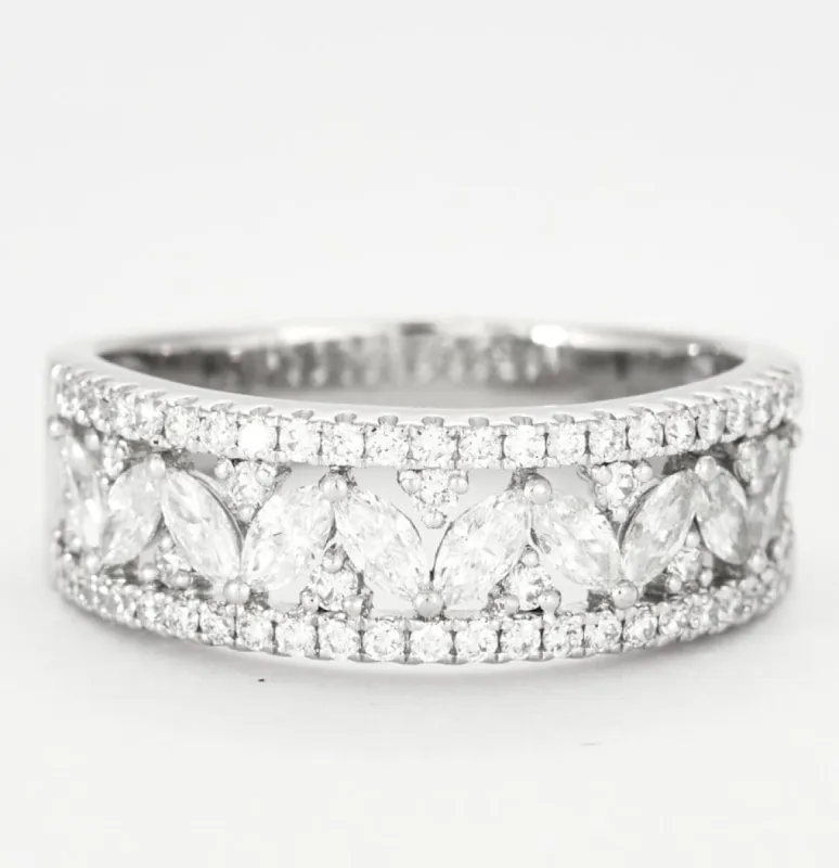 Bague bandeau en or gris et diamants. sold by 58 Facettes