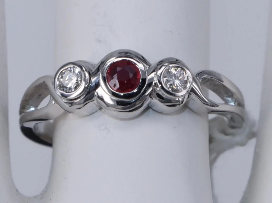 Bague 3 pierres Rubis et Diamants en or blanc sold by 58 Facettes