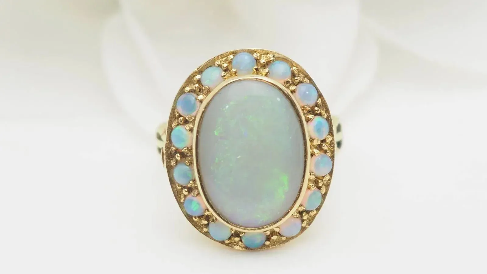 Bague ancienne en or jaune et cabochon d'opale sold by 58 Facettes product image thumbnail 2