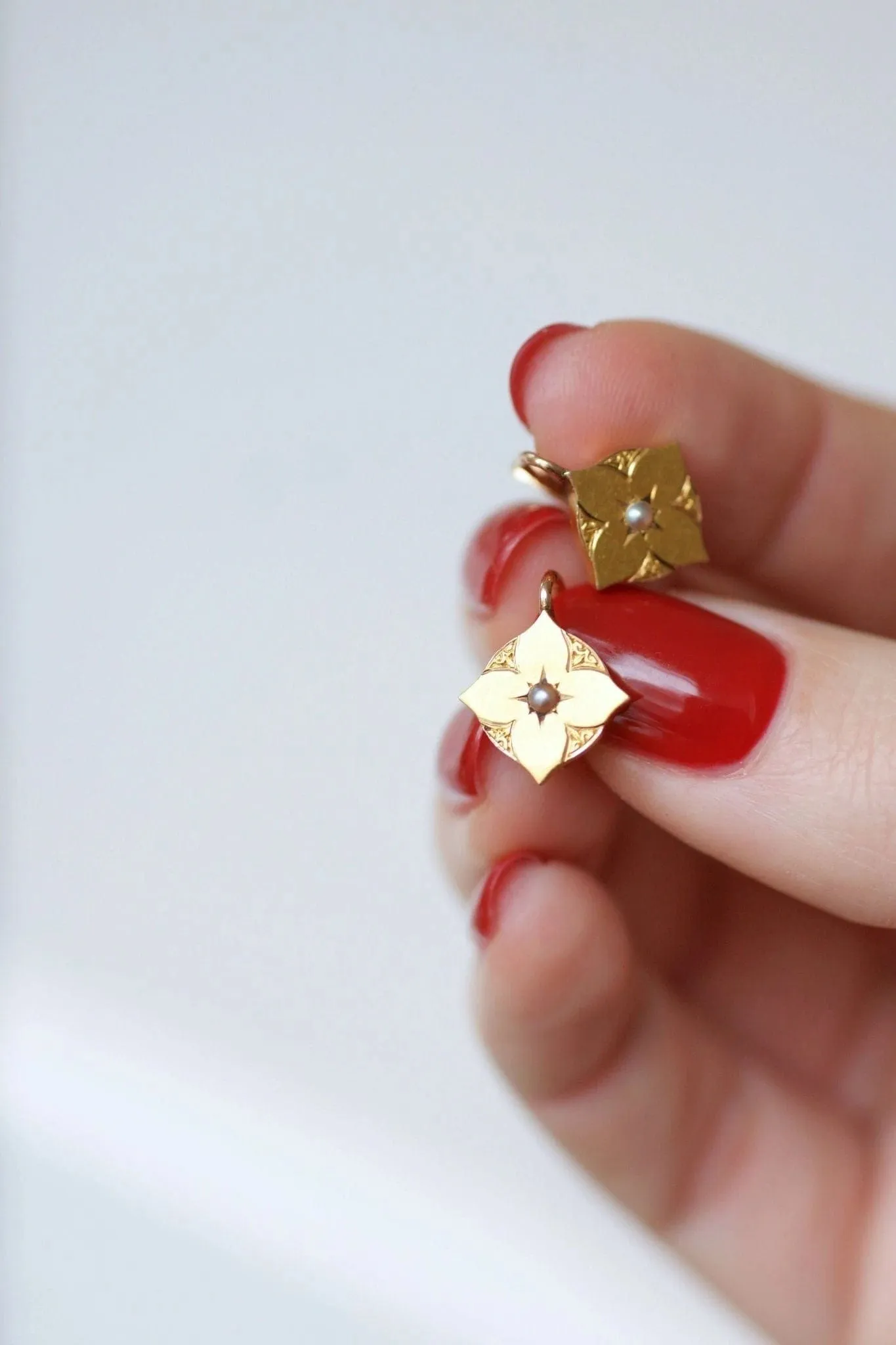 Dormeuses anciennes en or jaune et perle sold by 58 Facettes product image thumbnail 4