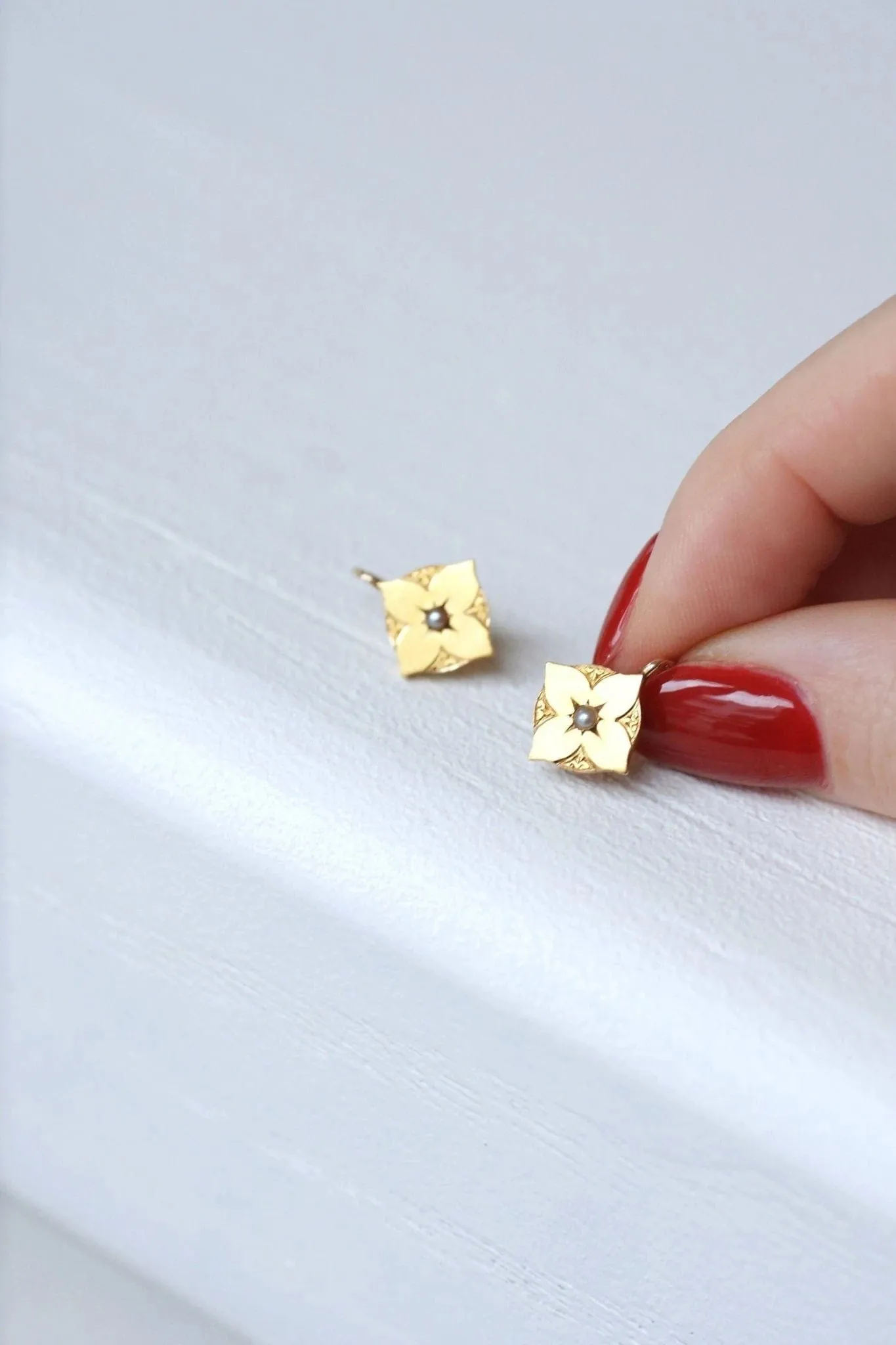 Dormeuses anciennes en or jaune et perle sold by 58 Facettes product image thumbnail 3