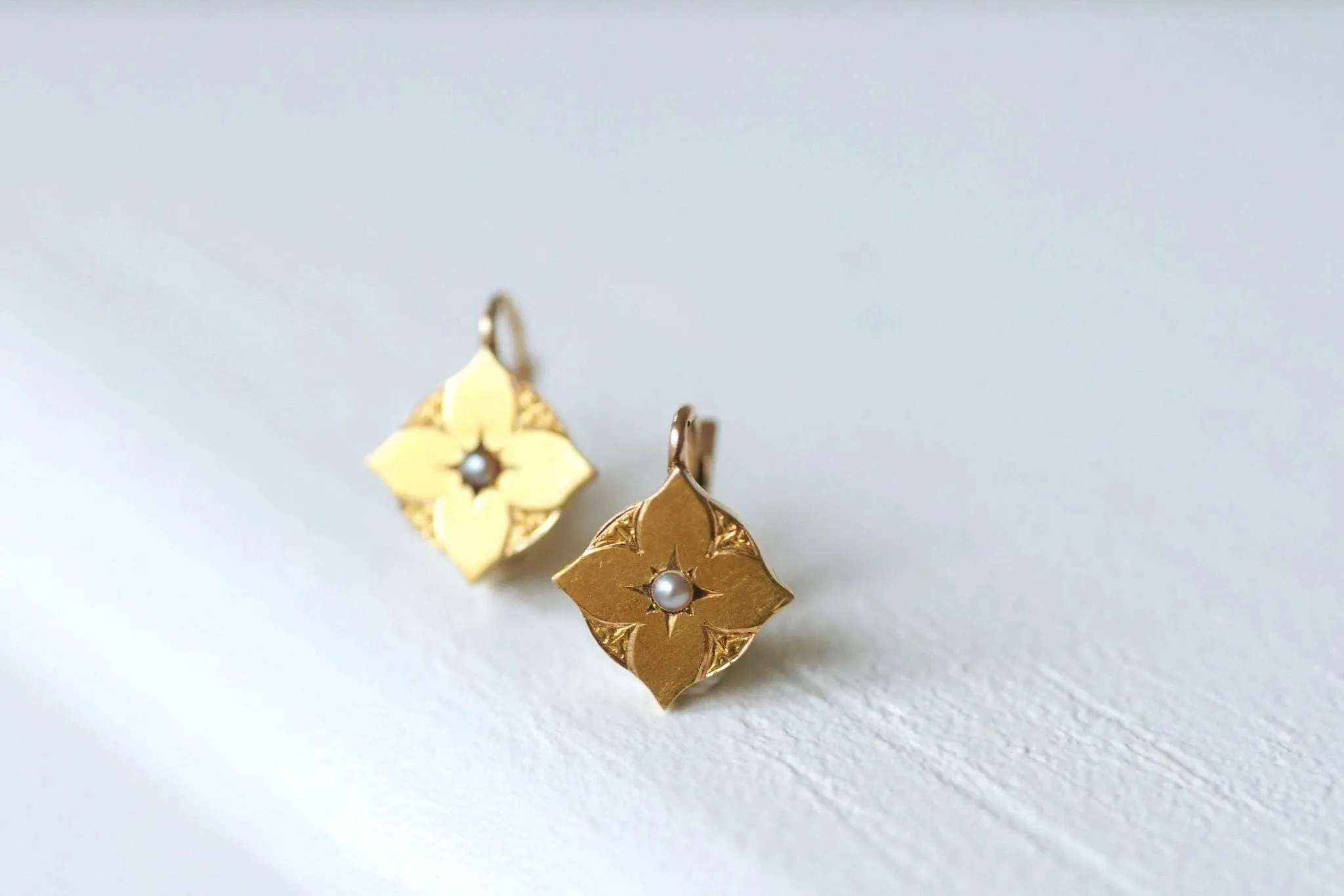 Dormeuses anciennes en or jaune et perle sold by 58 Facettes product image thumbnail 5