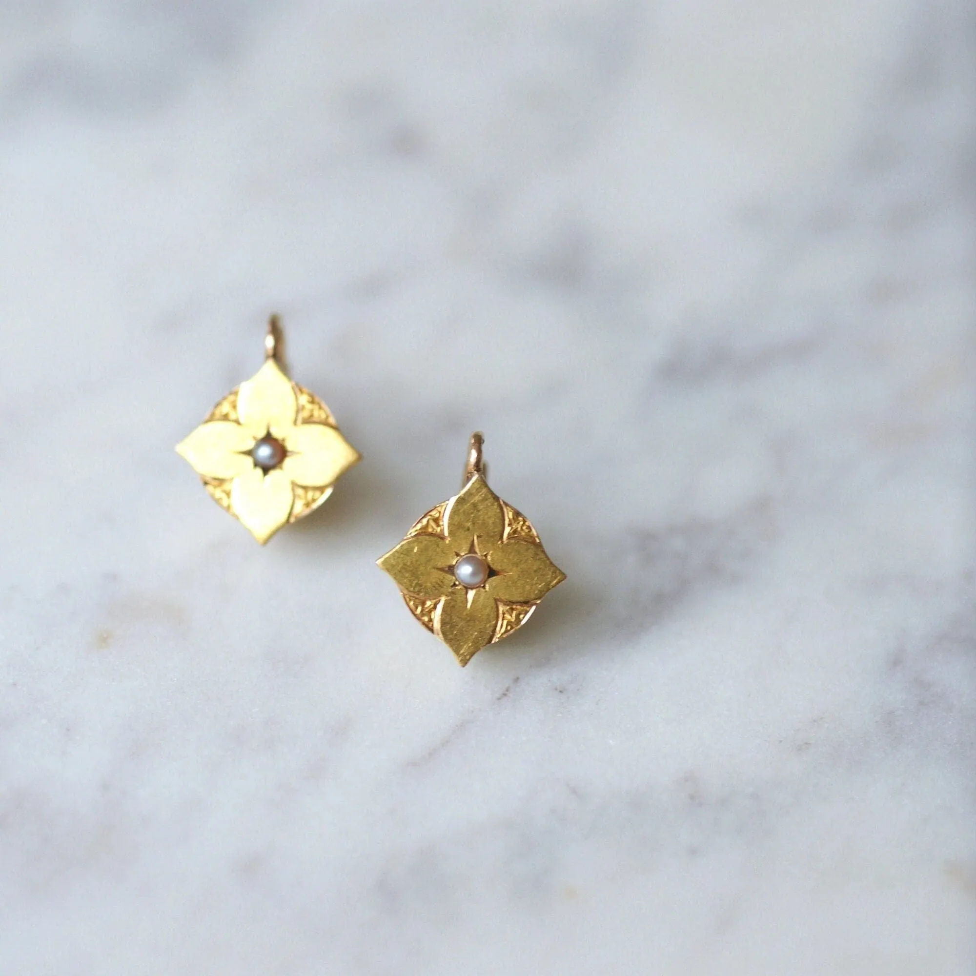 Dormeuses anciennes en or jaune et perle sold by 58 Facettes