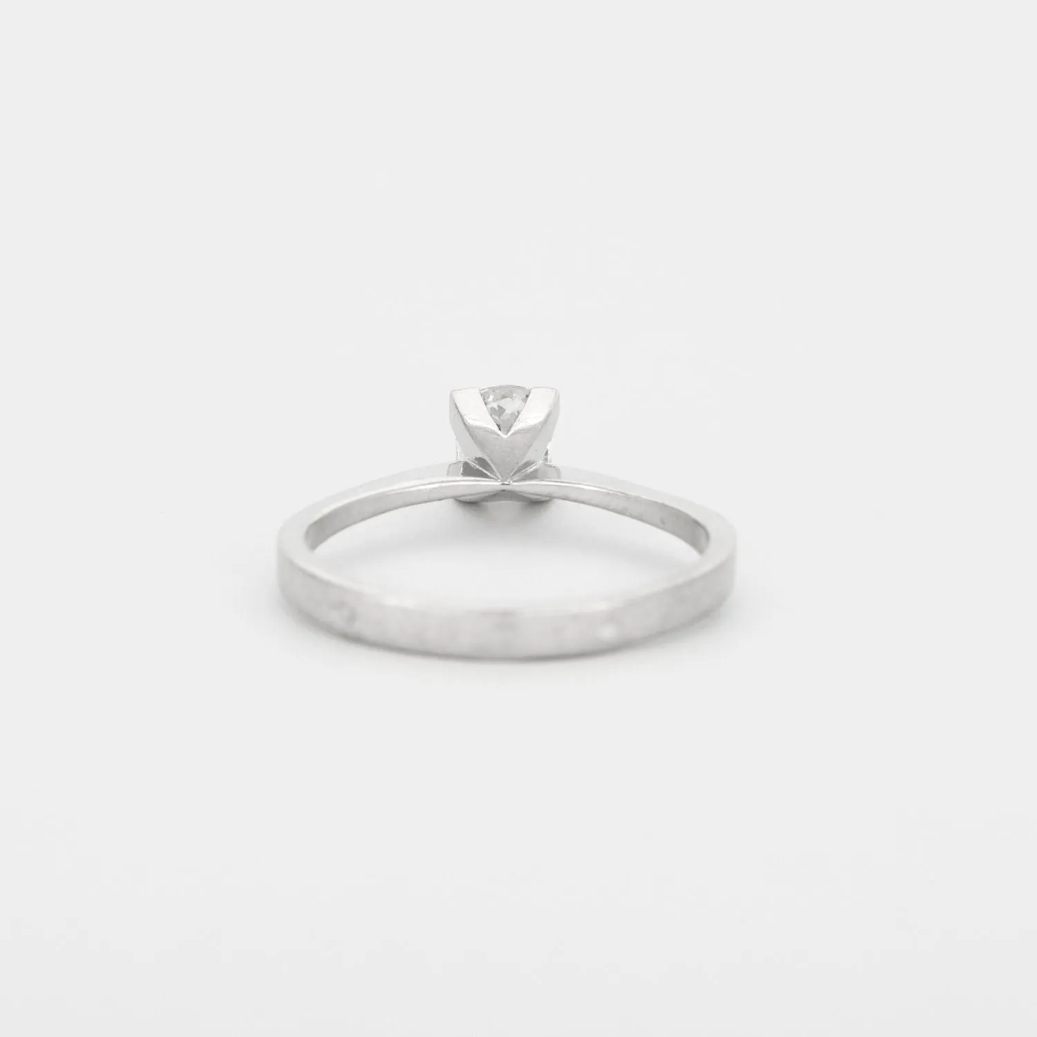 Bague solitaire or gris ornée d'un diamant sold by 58 Facettes product image thumbnail 3