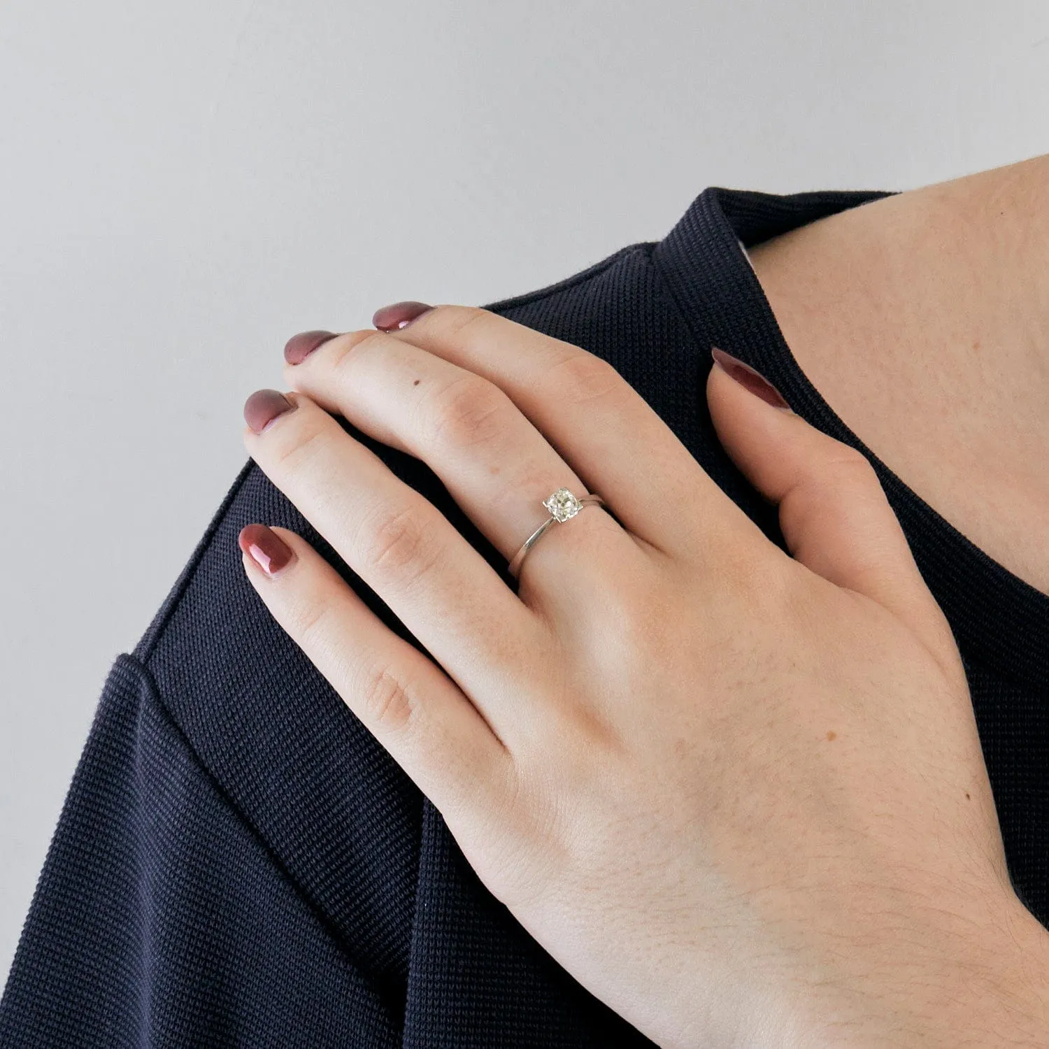 Bague solitaire or gris ornée d'un diamant sold by 58 Facettes product image thumbnail 2