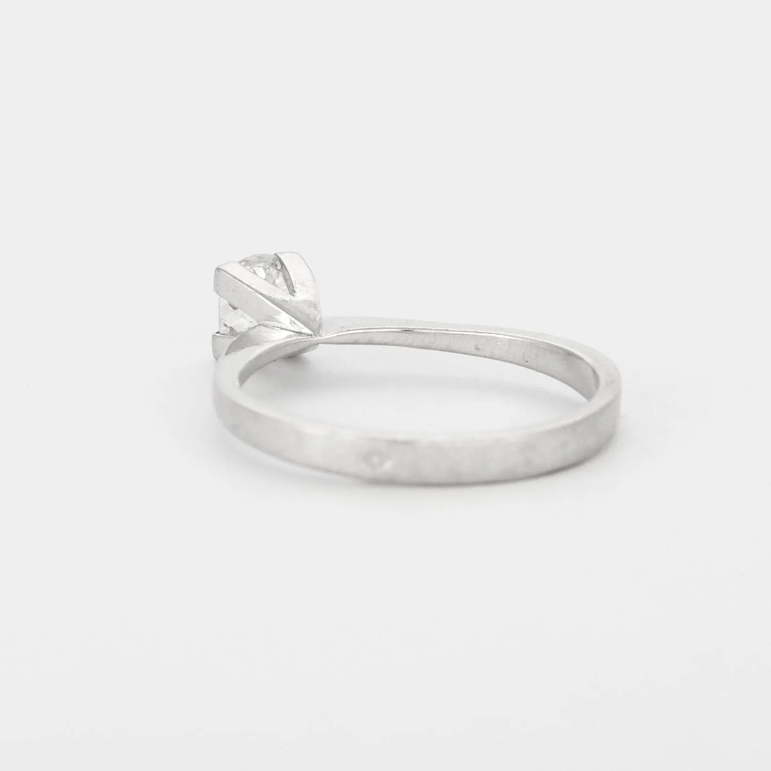 Bague solitaire or gris ornée d'un diamant sold by 58 Facettes product image thumbnail 4