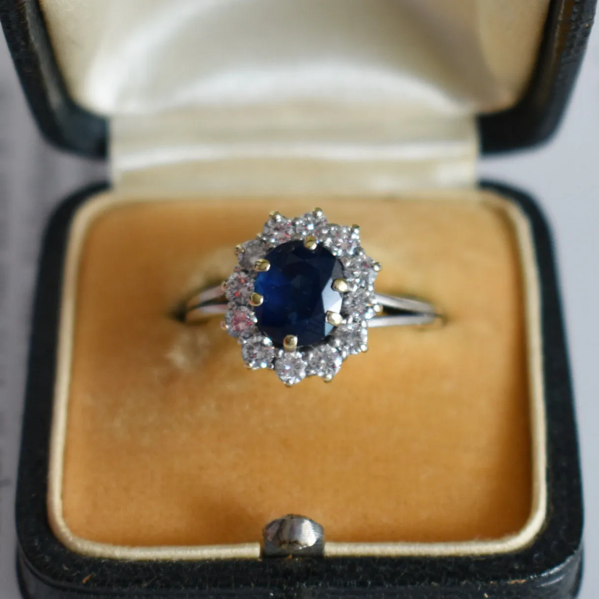 Bague marguerite or blanc saphir diamants sold by 58 Facettes