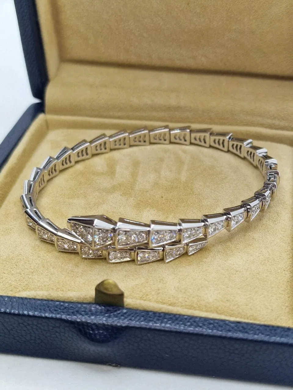 Bvlgari - Bracelet Serpenti Vipère or blanc sold by 58 Facettes product image thumbnail 2