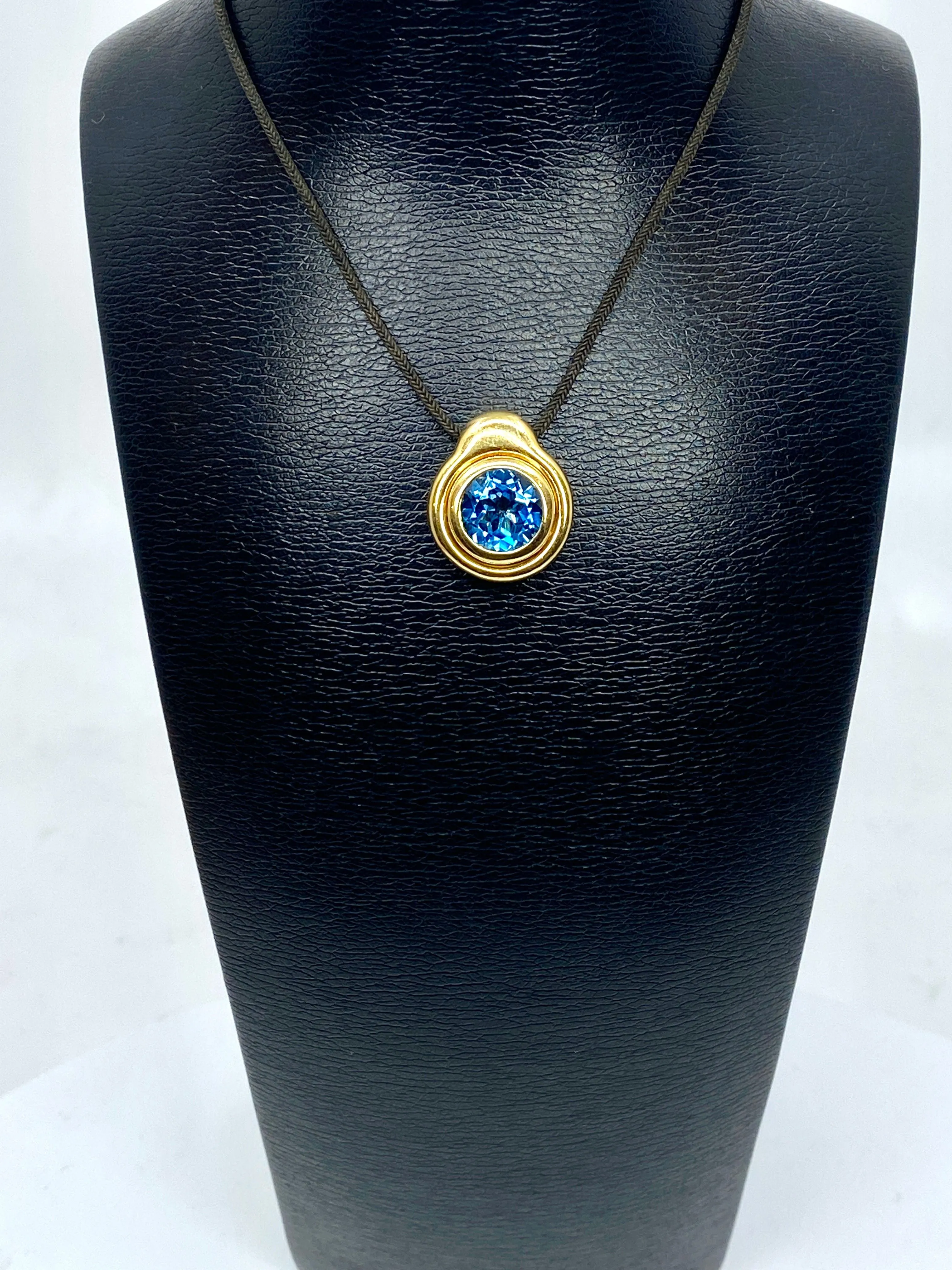 Pendentif en or jaune et topaze bleue sold by 58 Facettes product image thumbnail 5