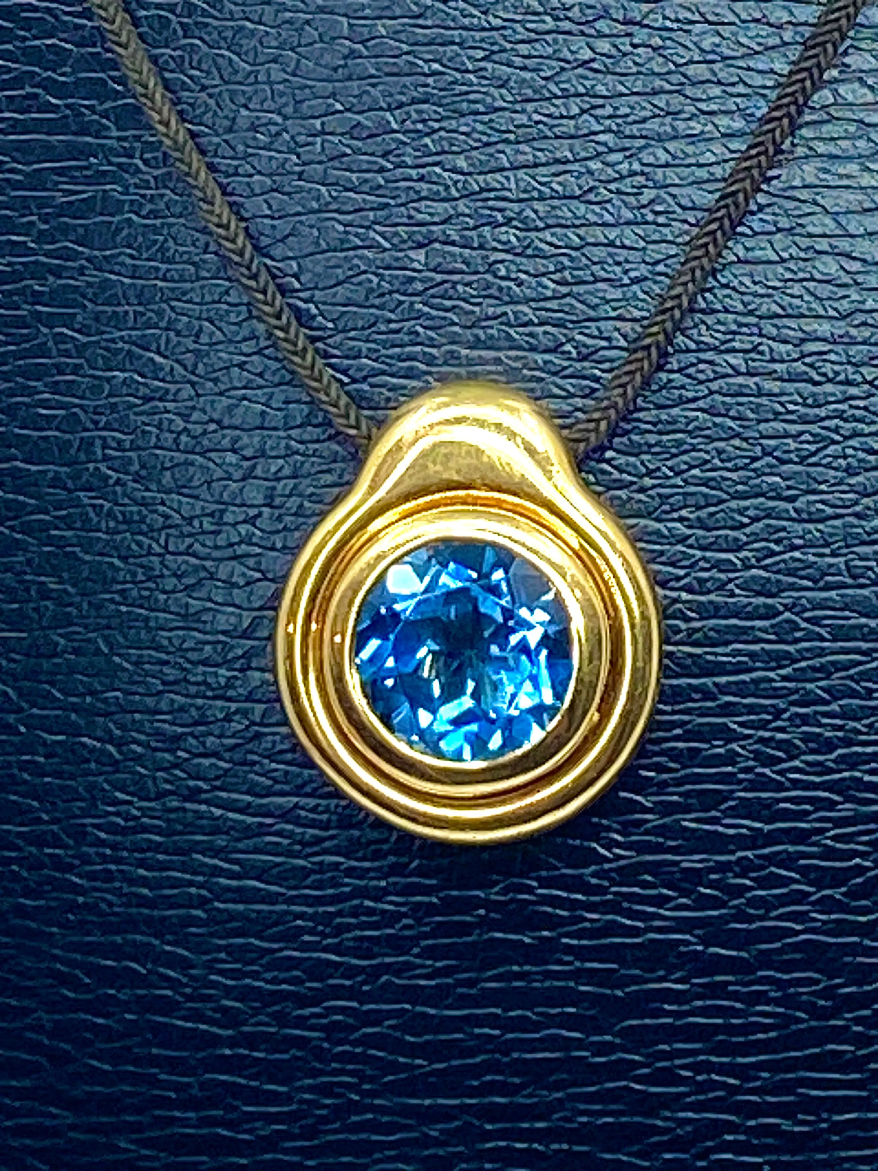 Pendentif en or jaune et topaze bleue sold by 58 Facettes product image thumbnail 2