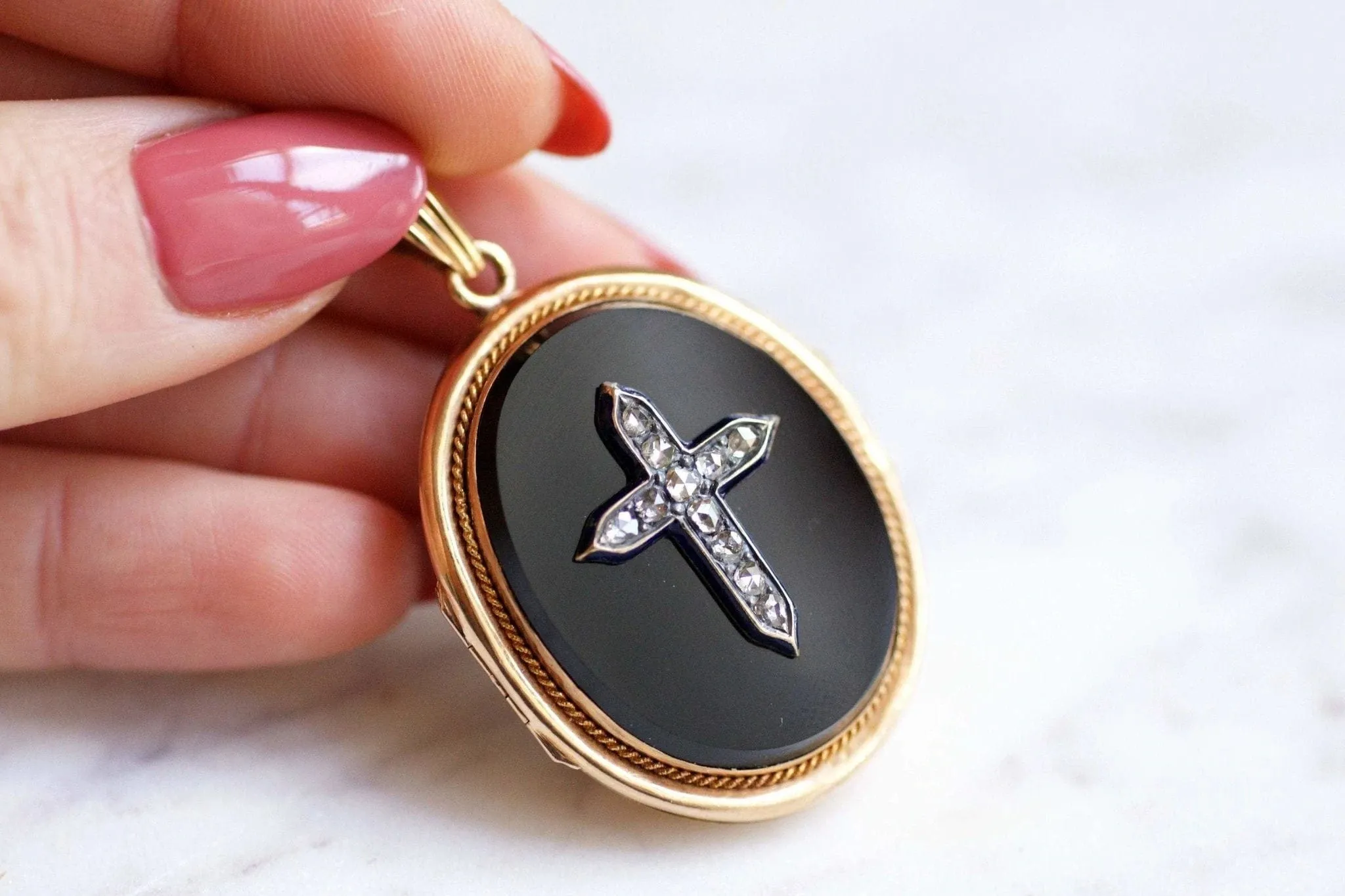 Pendentif ancien religieux en or, onyx, diamants, et émail sold by 58 Facettes product image thumbnail 4