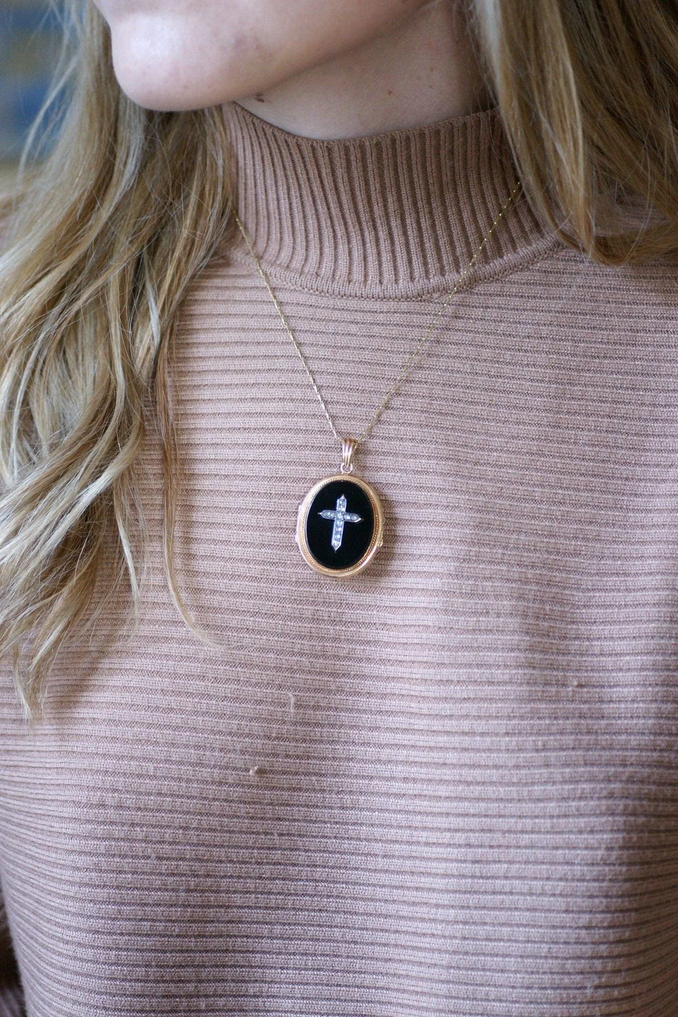 Pendentif ancien religieux en or, onyx, diamants, et émail sold by 58 Facettes product image thumbnail 3