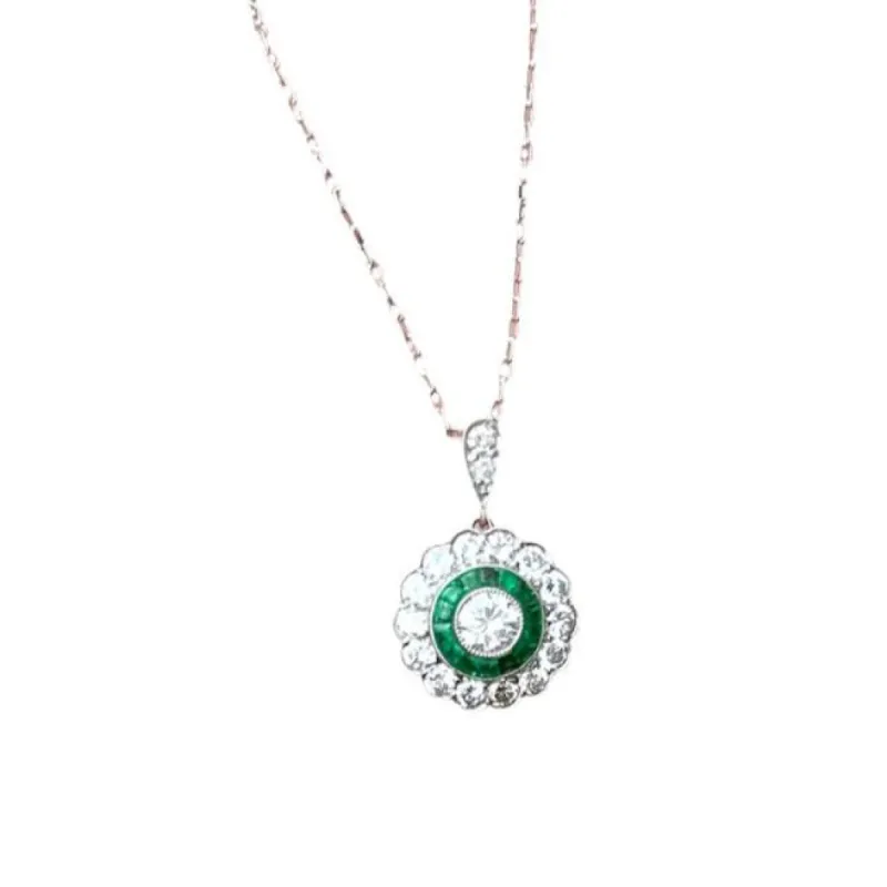 Pendentif style Art Déco sur chaîne platine diamants émeraudes sold by 58 Facettes