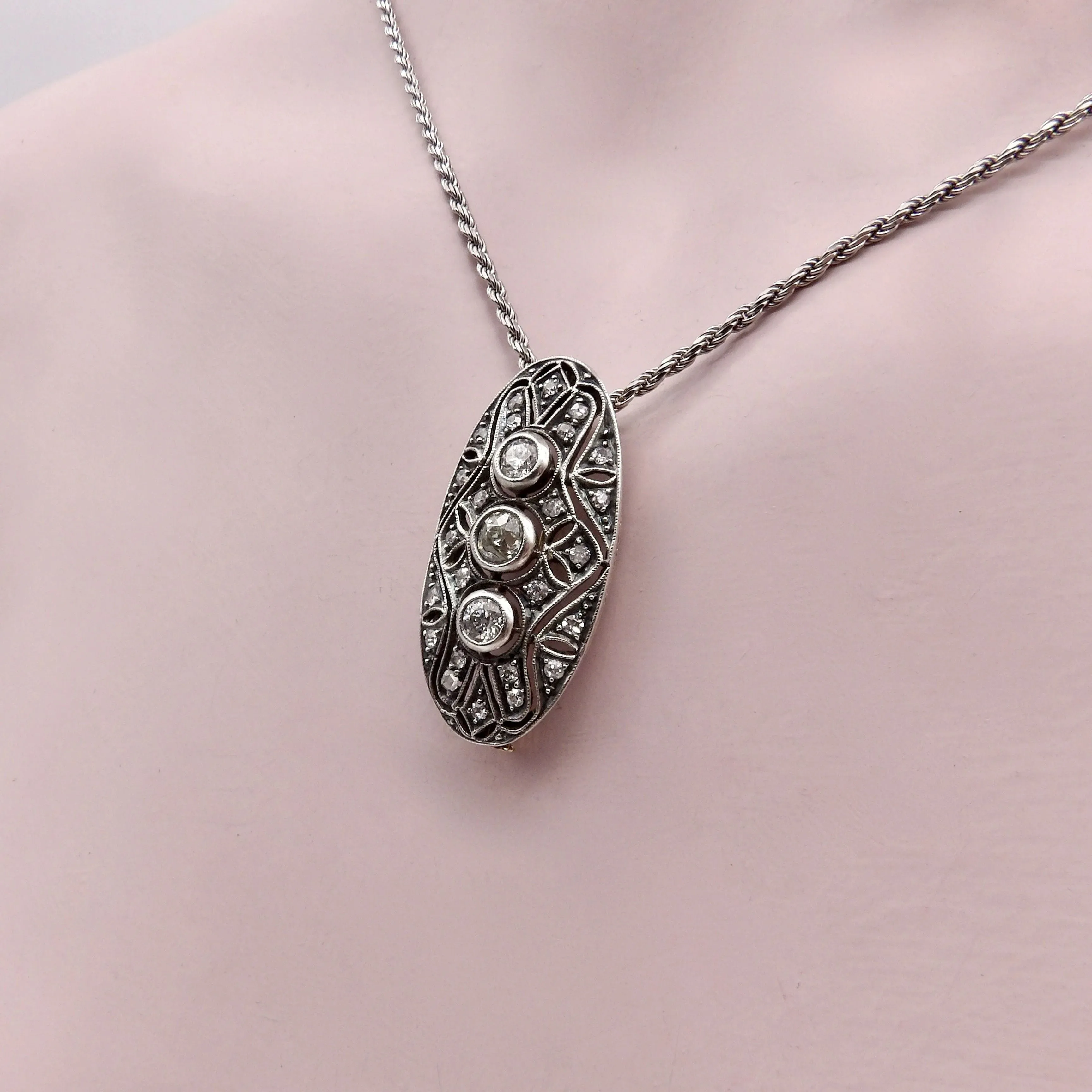 broche ou pendentif ovale en argent et diamant avec dos en or sold by 58 Facettes product image thumbnail 2