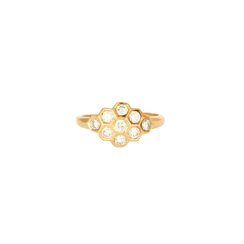 Bague en or jaune nid d'abeille sertis de diamants made by 58 Facettes