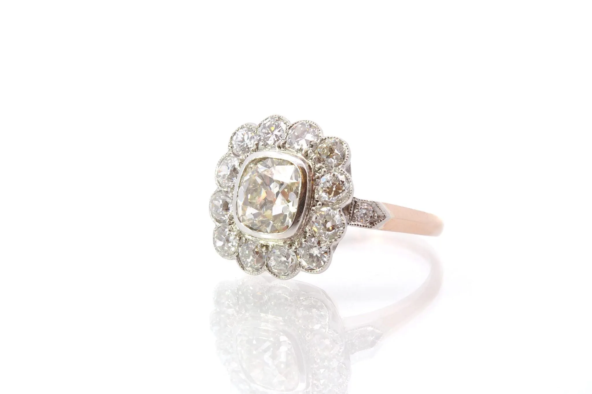 Bague vintage marguerite diamants sold by 58 Facettes
